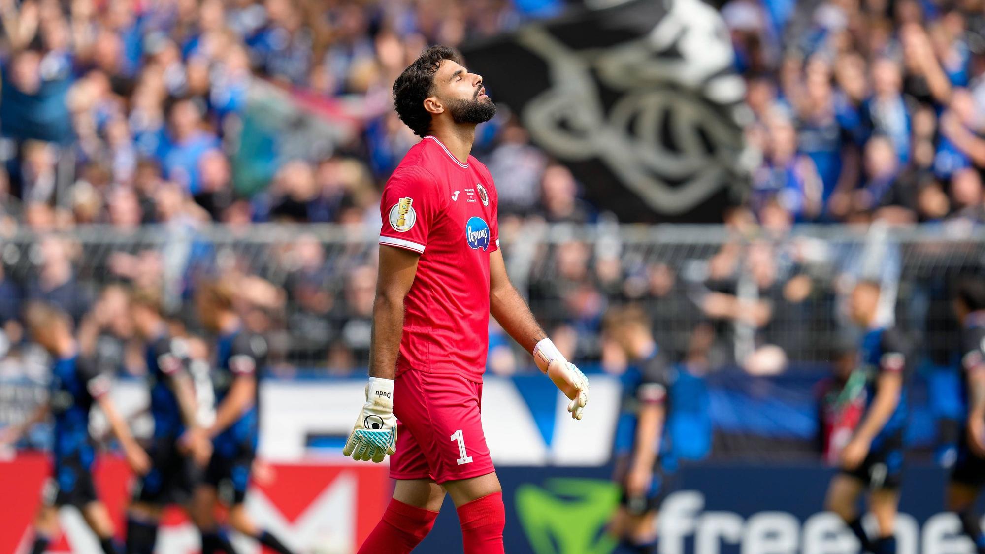 Dudu Eduardo Dos Santos Haesler, FC Viktoria Koeln, 1 reagiert nach einem Gegentor. GER, FC Viktoria Koeln vs SC Paderborn 07, Fussball, DFB-Pokal, 1. Runde, Saison 2025/2026, 17.08.2025 DFL REGULATIONS PROHIBIT ANY USE OF PHOTOGRAPHS AS IMAGE SEQUENCES AND/OR QUASI-VIDEO GER, FC Viktoria Koeln vs SC Paderborn 07, Fussball, DFB-Pokal, 1. Runde, Saison 2025/2026, 17.08.2025 Koeln *** Dudu Eduardo Dos Santos Haesler, FC Viktoria Koeln, 1 reacts after conceding a goal GER, FC Viktoria Koeln vs SC Paderborn 07, Soccer, DFB Pokal, 1 Round, Season 2025 2026, 17 08 2025 DFL REGULATES PROHIBIT ANY USE OF PHOTOGRAPHS AS IMAGE SEQUENCES AND OR QUASI VIDEO GER, FC Viktoria Koeln vs SC Paderborn 07, Football, DFB Pokal, 1 round, 2025 2026 season, 17 08 2025 Koeln Copyright: xEibner-Pressefoto/ScottxColemanx EP_SCN