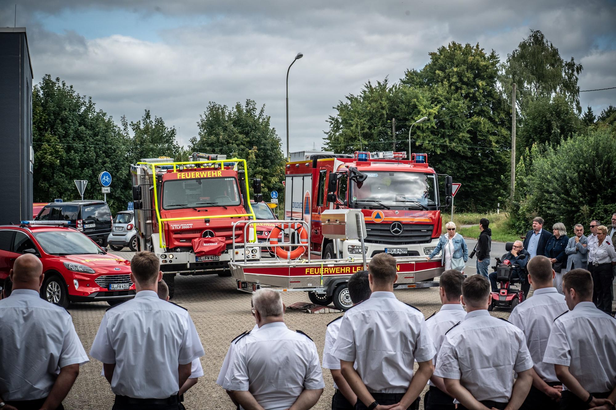 Indienststellung eines Feuerwehrboots und neuer Feuerwehrwagen für die Feuerwehr Leichlingen, Rettungswache Freienhalle, mit Innenminister Herbert Reul