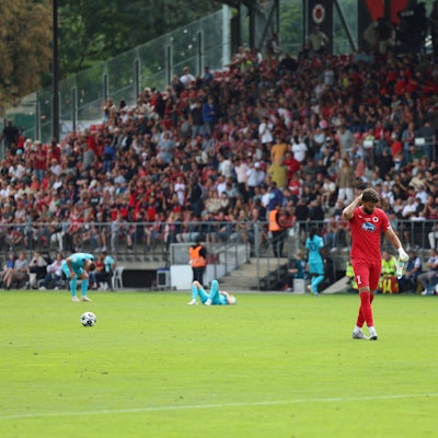 17.08.2025, xrekx, Fussball DFB Pokal 1.Runde, Viktoria Koeln - SC Paderborn 07 v.l. Eduardo Dos Santos Haesler FC Viktoria Koeln enttaeuscht, enttäuscht, schaut enttaeuscht, traurig, frustriert, niedergeschlagen, disappointed, sad, frustrated nach Spielende DFL/DFB REGULATIONS PROHIBIT ANY USE OF PHOTOGRAPHS as IMAGE SEQUENCES and/or QUASI-VIDEO Koeln *** 17 08 2025, xrekx, Fußball DFB Pokal 1 Runde, Viktoria Koeln SC Paderborn 07 v l Eduardo Dos Santos Haesler FC Viktoria Koeln enttaeuscht, enttäuscht, schaut enttaeuscht, traurig, frustriert, niedergeschlagen, disappointed, sad, frustrated nach Spielende DFL DFB REGULATIONS PROHIBIT ANY USE OF PHOTOGRAPHS AS IMAGE SEQUENCES AND OR QUASI VIDEO Koeln