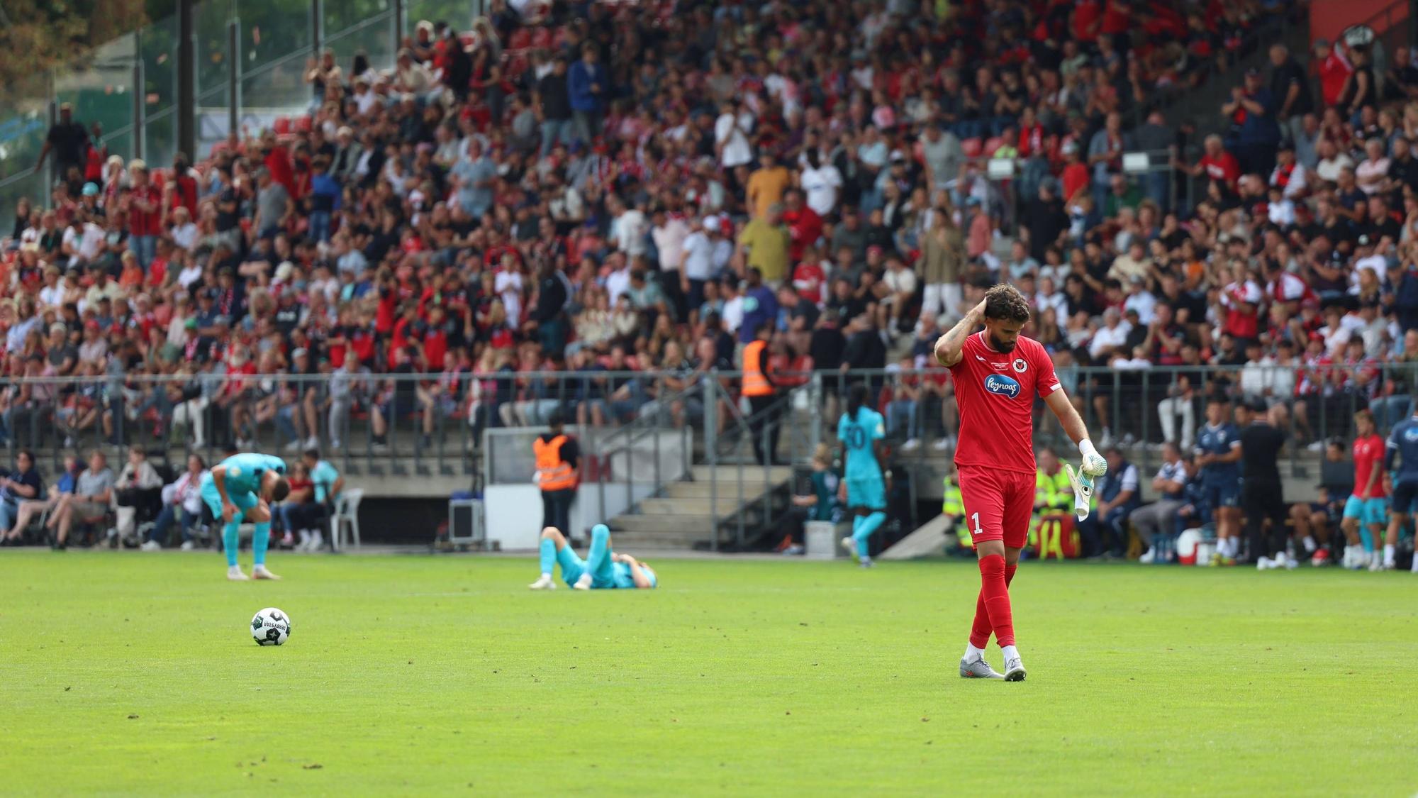 17.08.2025, xrekx, Fussball DFB Pokal 1.Runde, Viktoria Koeln - SC Paderborn 07 v.l. Eduardo Dos Santos Haesler FC Viktoria Koeln enttaeuscht, enttäuscht, schaut enttaeuscht, traurig, frustriert, niedergeschlagen, disappointed, sad, frustrated nach Spielende DFL/DFB REGULATIONS PROHIBIT ANY USE OF PHOTOGRAPHS as IMAGE SEQUENCES and/or QUASI-VIDEO Koeln *** 17 08 2025, xrekx, Fußball DFB Pokal 1 Runde, Viktoria Koeln SC Paderborn 07 v l Eduardo Dos Santos Haesler FC Viktoria Koeln enttaeuscht, enttäuscht, schaut enttaeuscht, traurig, frustriert, niedergeschlagen, disappointed, sad, frustrated nach Spielende DFL DFB REGULATIONS PROHIBIT ANY USE OF PHOTOGRAPHS AS IMAGE SEQUENCES AND OR QUASI VIDEO Koeln