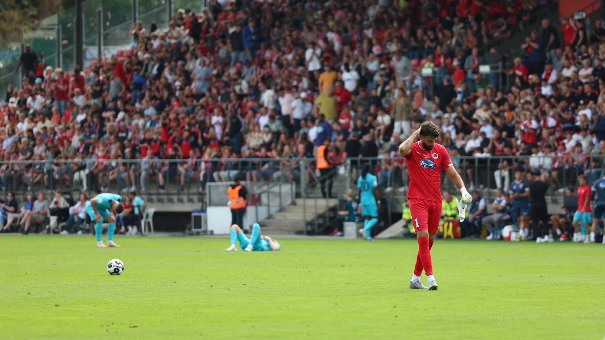 17.08.2025, xrekx, Fussball DFB Pokal 1.Runde, Viktoria Koeln - SC Paderborn 07 v.l. Eduardo Dos Santos Haesler FC Viktoria Koeln enttaeuscht, enttäuscht, schaut enttaeuscht, traurig, frustriert, niedergeschlagen, disappointed, sad, frustrated nach Spielende DFL/DFB REGULATIONS PROHIBIT ANY USE OF PHOTOGRAPHS as IMAGE SEQUENCES and/or QUASI-VIDEO Koeln *** 17 08 2025, xrekx, Fußball DFB Pokal 1 Runde, Viktoria Koeln SC Paderborn 07 v l Eduardo Dos Santos Haesler FC Viktoria Koeln enttaeuscht, enttäuscht, schaut enttaeuscht, traurig, frustriert, niedergeschlagen, disappointed, sad, frustrated nach Spielende DFL DFB REGULATIONS PROHIBIT ANY USE OF PHOTOGRAPHS AS IMAGE SEQUENCES AND OR QUASI VIDEO Koeln