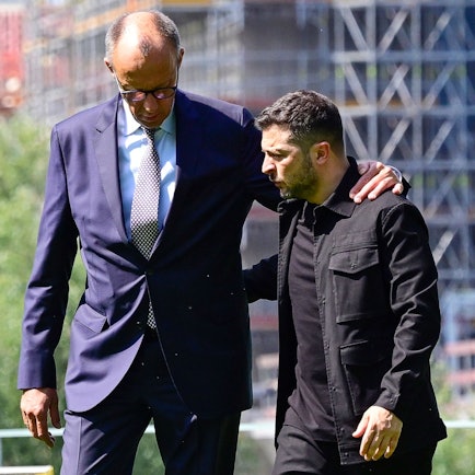 Bundeskanzler Friedrich Merz (CDU, l) begrüßt Wolodymyr Selenskyj, Präsident der Ukraine, bei dessen Ankunft im Garten des Bundeskanzleramtes.