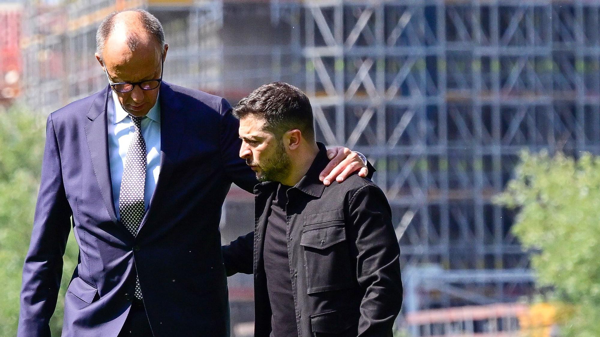 Bundeskanzler Friedrich Merz (CDU, l) begrüßt Wolodymyr Selenskyj, Präsident der Ukraine, bei dessen Ankunft im Garten des Bundeskanzleramtes.