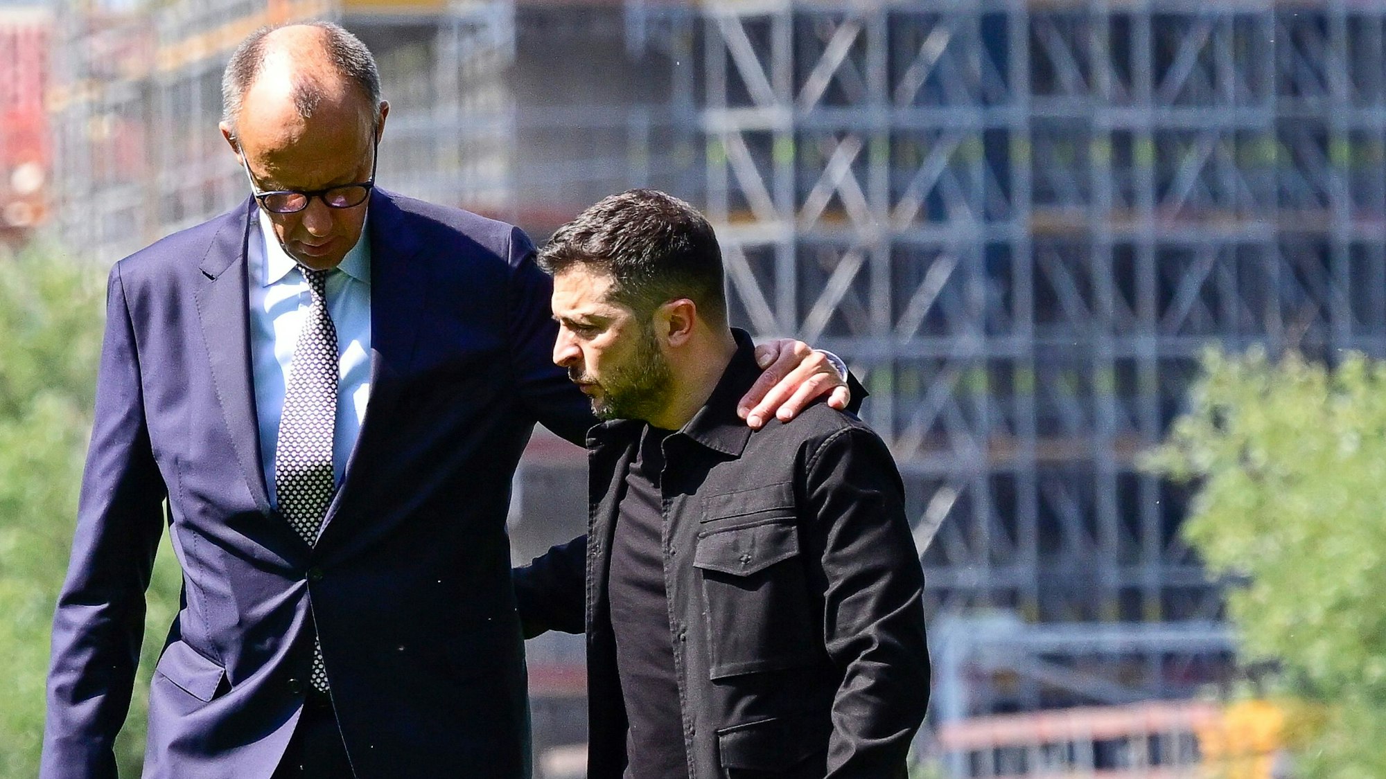 Bundeskanzler Friedrich Merz (CDU, l) begrüßt Wolodymyr Selenskyj, Präsident der Ukraine, bei dessen Ankunft im Garten des Bundeskanzleramtes.