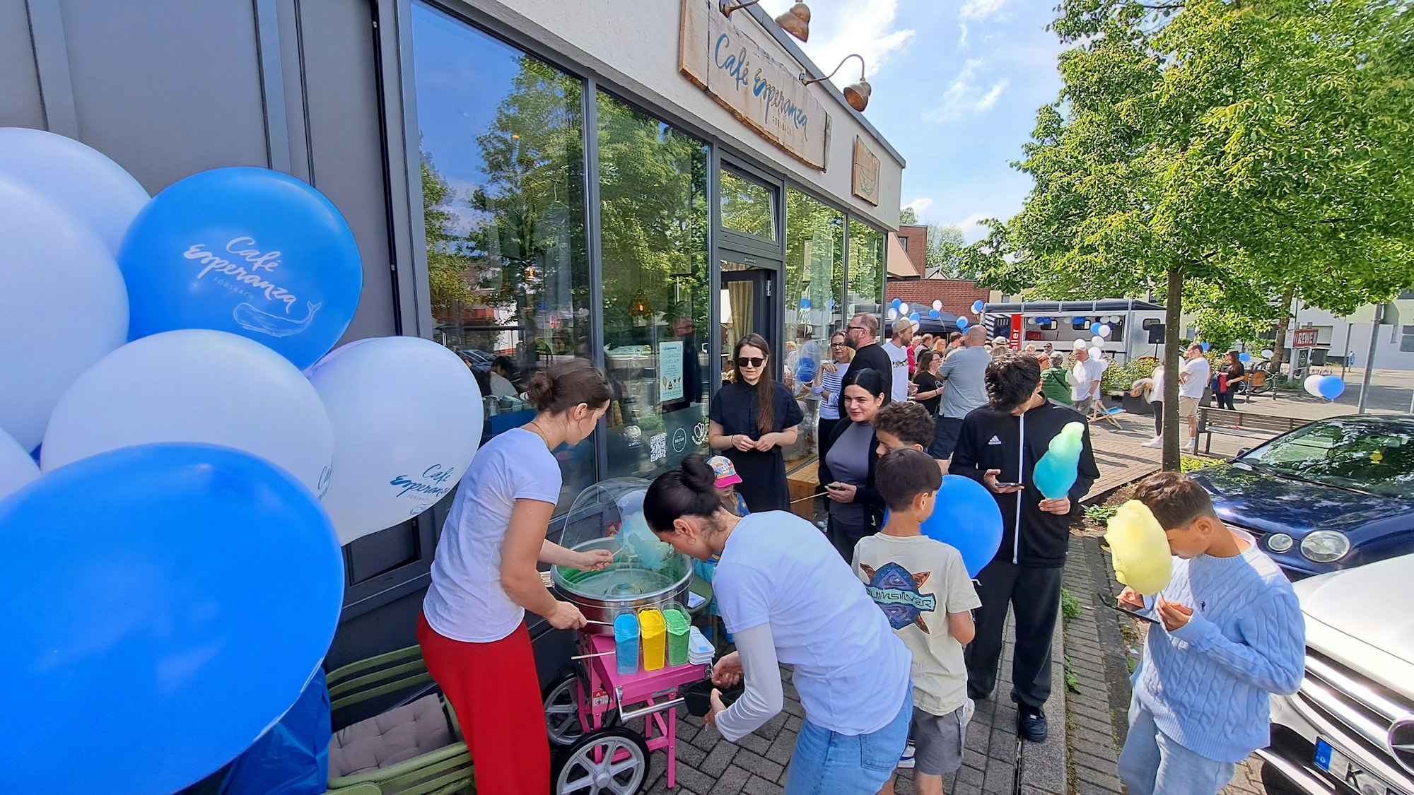 Großen Andrang von Gästen gab's bei der Feier zum einjährigen Bestehen des Cafés Esperanza in Forsbach.