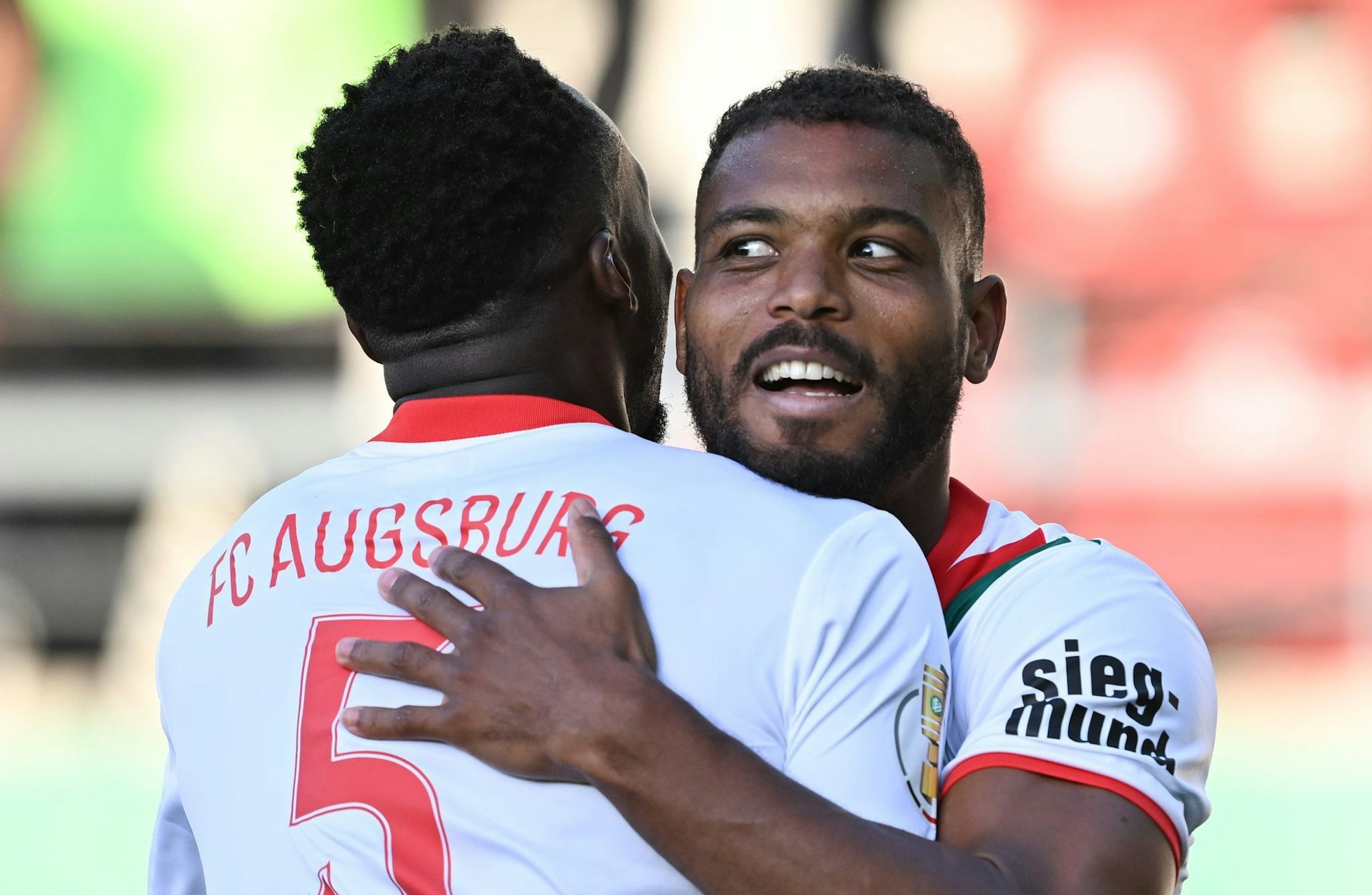 Steve Mounié jubelt nach seinem Tor für Augsburg.