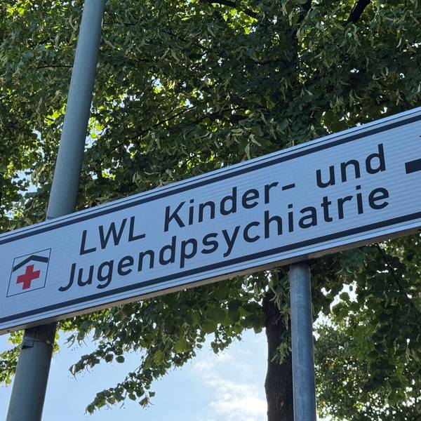 Ein Schild „LWL Kinder- und Jugendpsychiatrie“ weist auf die Klinik in Paderborn hin. In der Klinik soll eine 13-jährige Patientin eine Betreuerin mit einem Messer angegriffen haben.