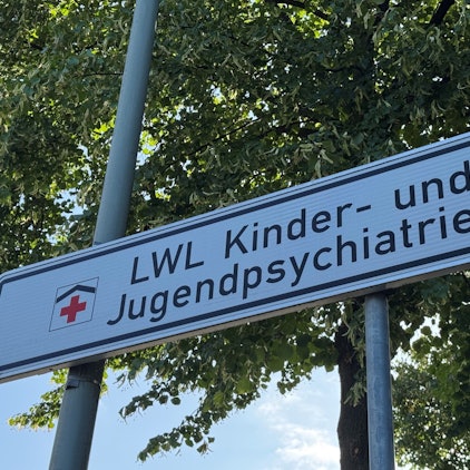 Ein Schild „LWL Kinder- und Jugendpsychiatrie“ weist auf die Klinik in Paderborn hin. In der Klinik soll eine 13-jährige Patientin eine Betreuerin mit einem Messer angegriffen haben.