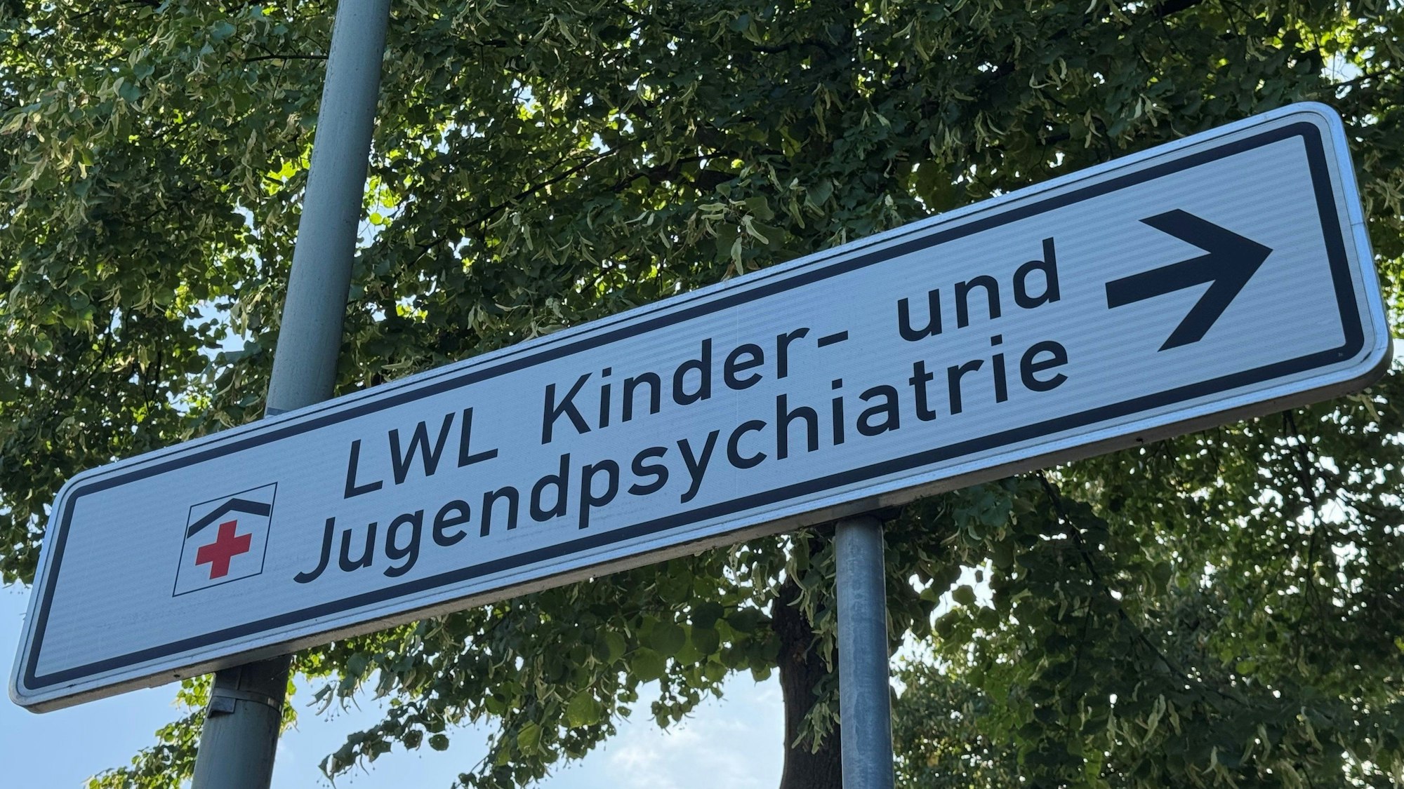 Ein Schild „LWL Kinder- und Jugendpsychiatrie“ weist auf die Klinik in Paderborn hin. In der Klinik soll eine 13-jährige Patientin eine Betreuerin mit einem Messer angegriffen haben.