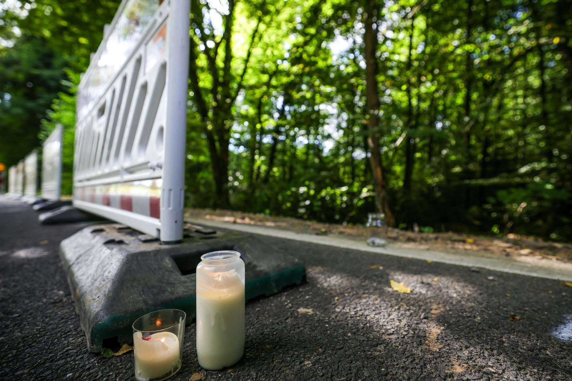 Am Sonntag war weiterhin unklar, wie es zu dem schlimmen Verkehrsunfall mit vier Toten kommen konnte. Am Steuer des Unfallautos hatte ein 16-Jähriger gesessen.