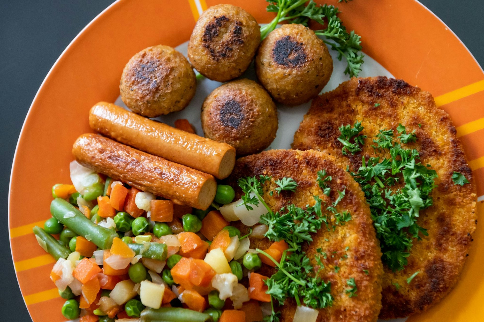 Rund vier Prozent bezeichneten ihre Ernährung im Nationalen Ernährungsmonitoring als vegetarisch. Etwa ein Prozent gab an, sich vegan zu ernähren. (Archivbild)