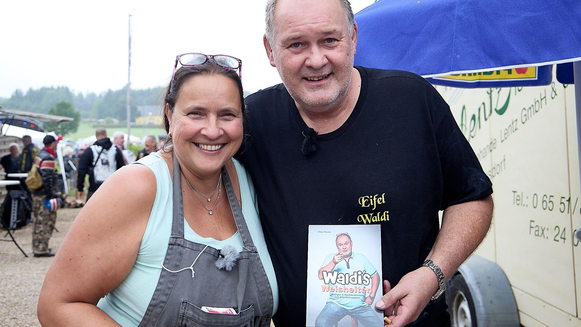 Walter Lehnertz zeigt sein neues Buch, daneben seine Lebensgefährtin Sonja.