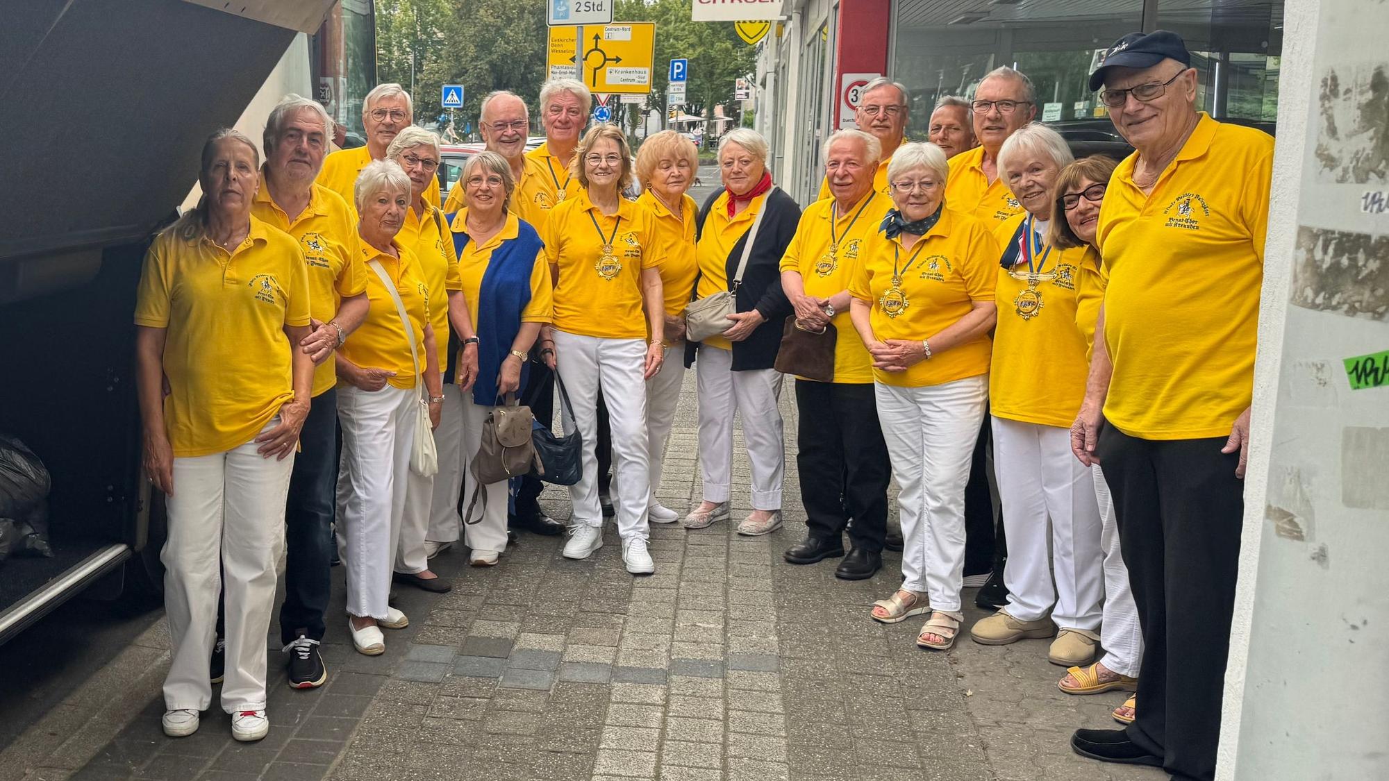Das Foto zeigt Chor-Mitglieder in gelben T-Shirts.