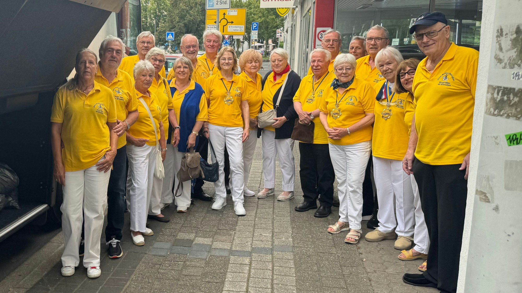 Das Foto zeigt Chor-Mitglieder in gelben T-Shirts.