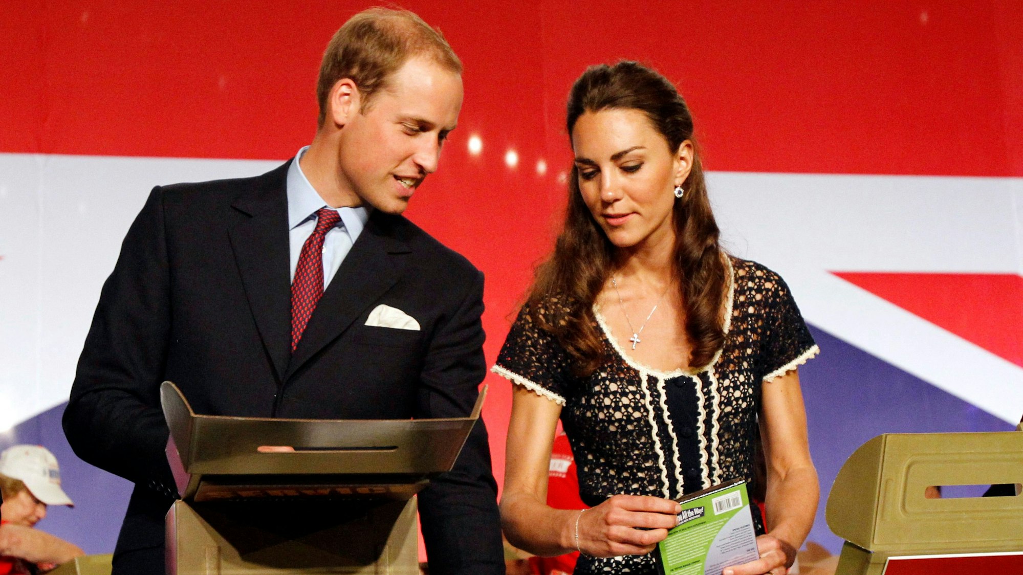 Prinz William und seine Frau Prinzessin Kate packen Pakete.