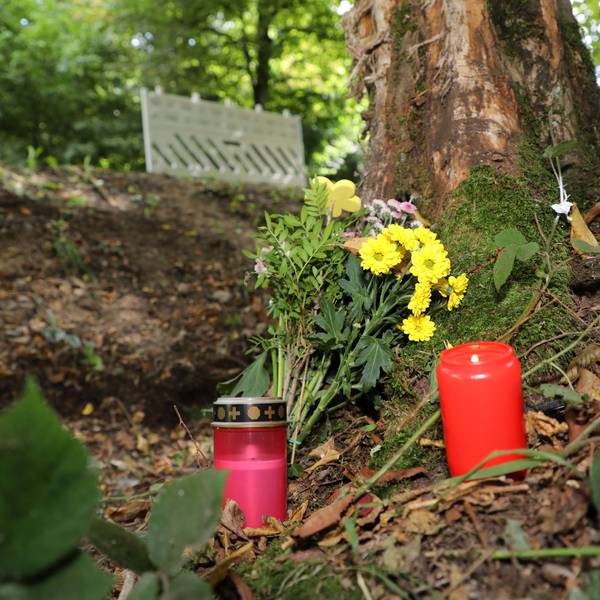 Kerzen stehen an einer Unfallstelle an der Dürschtalstraße bei Kürten-Dürscheid.