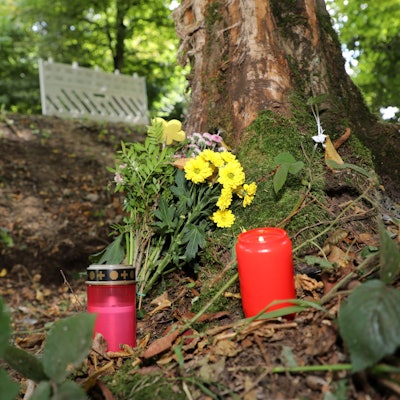 Kerzen stehen an einer Unfallstelle an der Dürschtalstraße bei Kürten-Dürscheid.