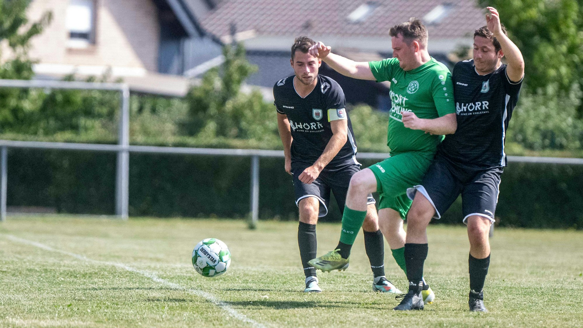 Das Bild zeigt einen Zweikampf in der Partie zwischen Enzen und Dreiborn.