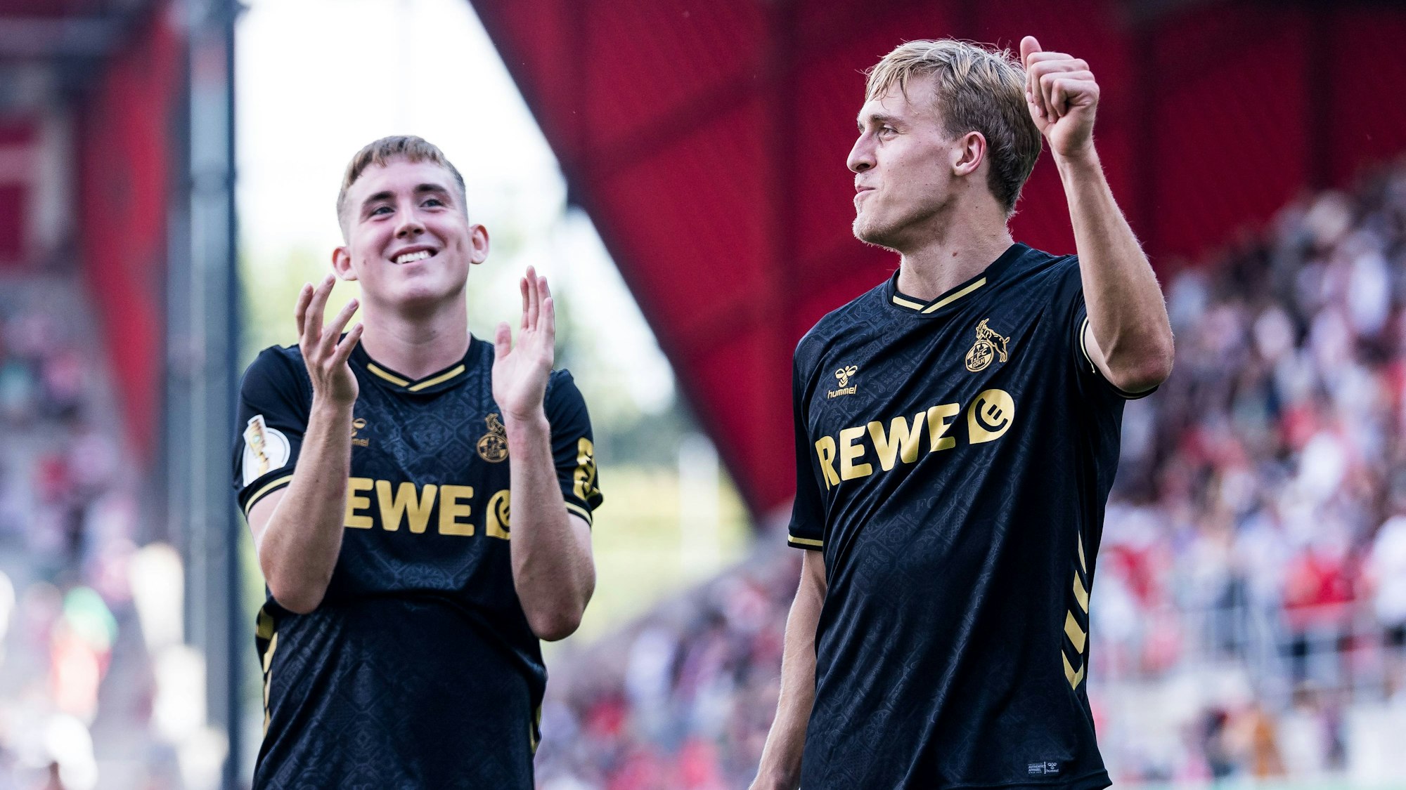 Isak Johannesson und Timo Hübers feiern mit den FC-Fans den späten Pokalsieg in Regensburg.