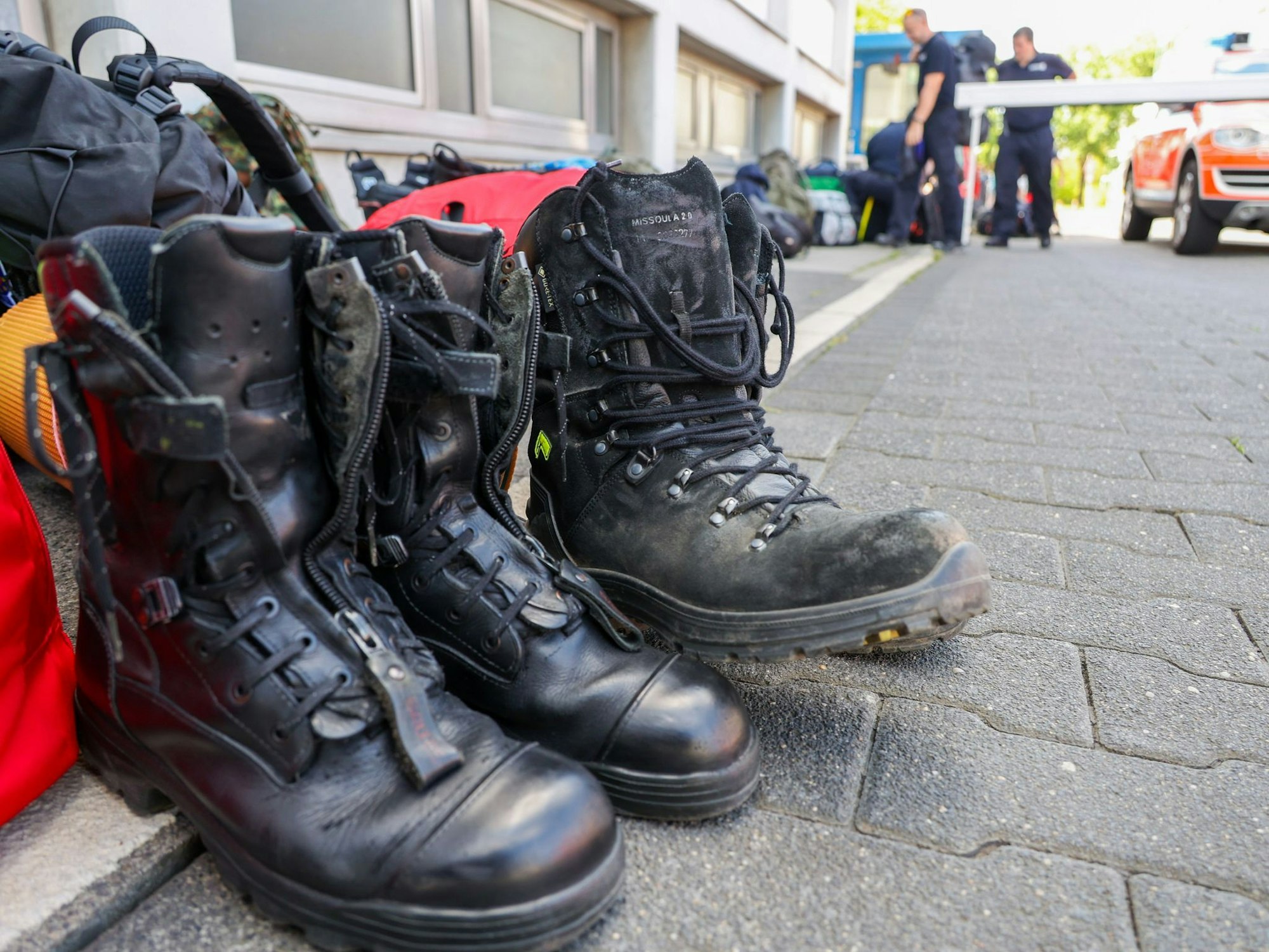 Keine Waldbrandbekämpfung ohne vernünftige Stiefel: Spezialschuhe stehen am Sonntag kurz vor dem Aufbruch Richtung Spanien auf dem Gelände der Feuerwehr Bonn.