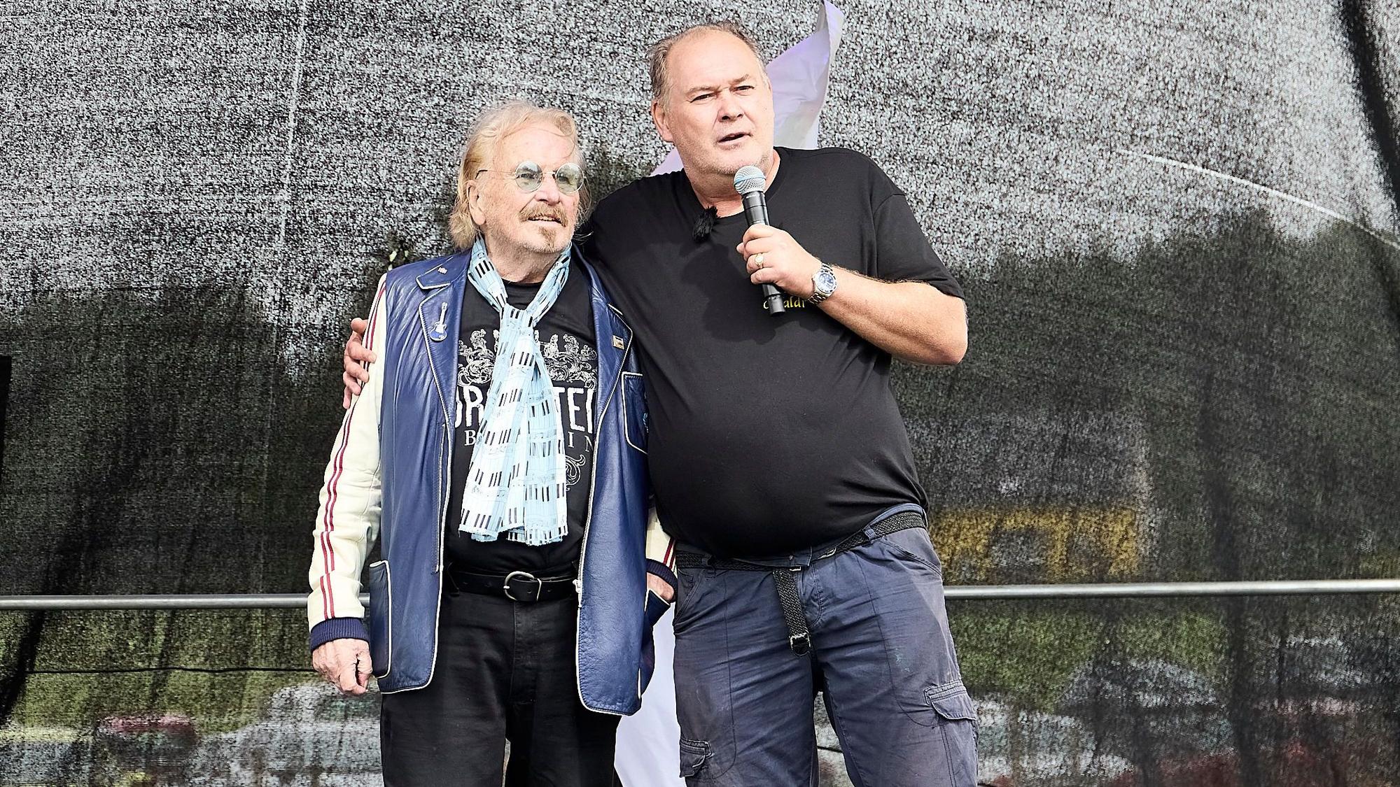 Sänger Frank Zander und Walter Lehnertz stehen gemeinsam auf einer Bühne.