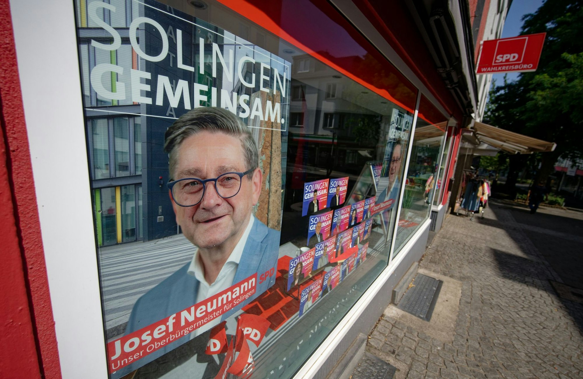 Der SPD-Politiker Josef Neumann rechnet sich Chancen auf den OB-Posten in Solingen aus - CDU-Amtsinhaber Tim-Oliver Kurzbach, der seiner Stadt durch den Schrecken des mutmaßlich islamistisch motivierten Messer-Attentats helfen musste, tritt nicht mehr an. (Archivbild)