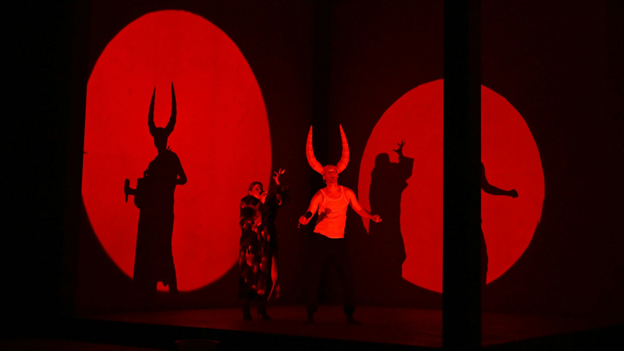 Dörte Lyssewski (l-r) als Elfriede Ritter-Schwarz-Gelber, Schauspielerin, Felix Rech als Anton Allmer, Feldkurat spielen bei „Die letzten Tage der Menschheit“ von Karl Kraus mit. Das Stück wird im Rahmen der Salzburger Festspiele auf der Perner-Insel gezeigt.