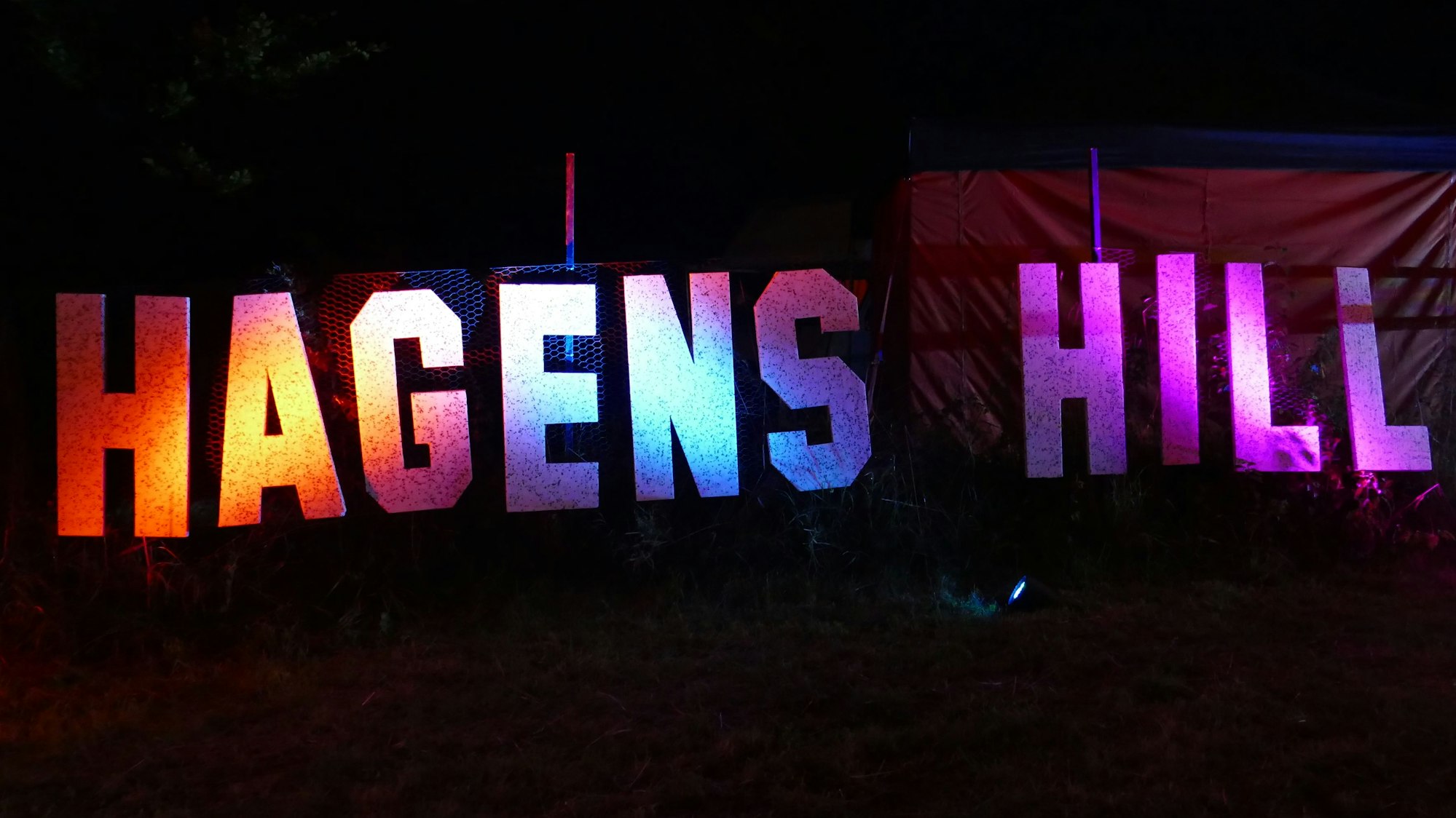 Leuchtbuchstaben bilden den Schriftzug Hagens Hill