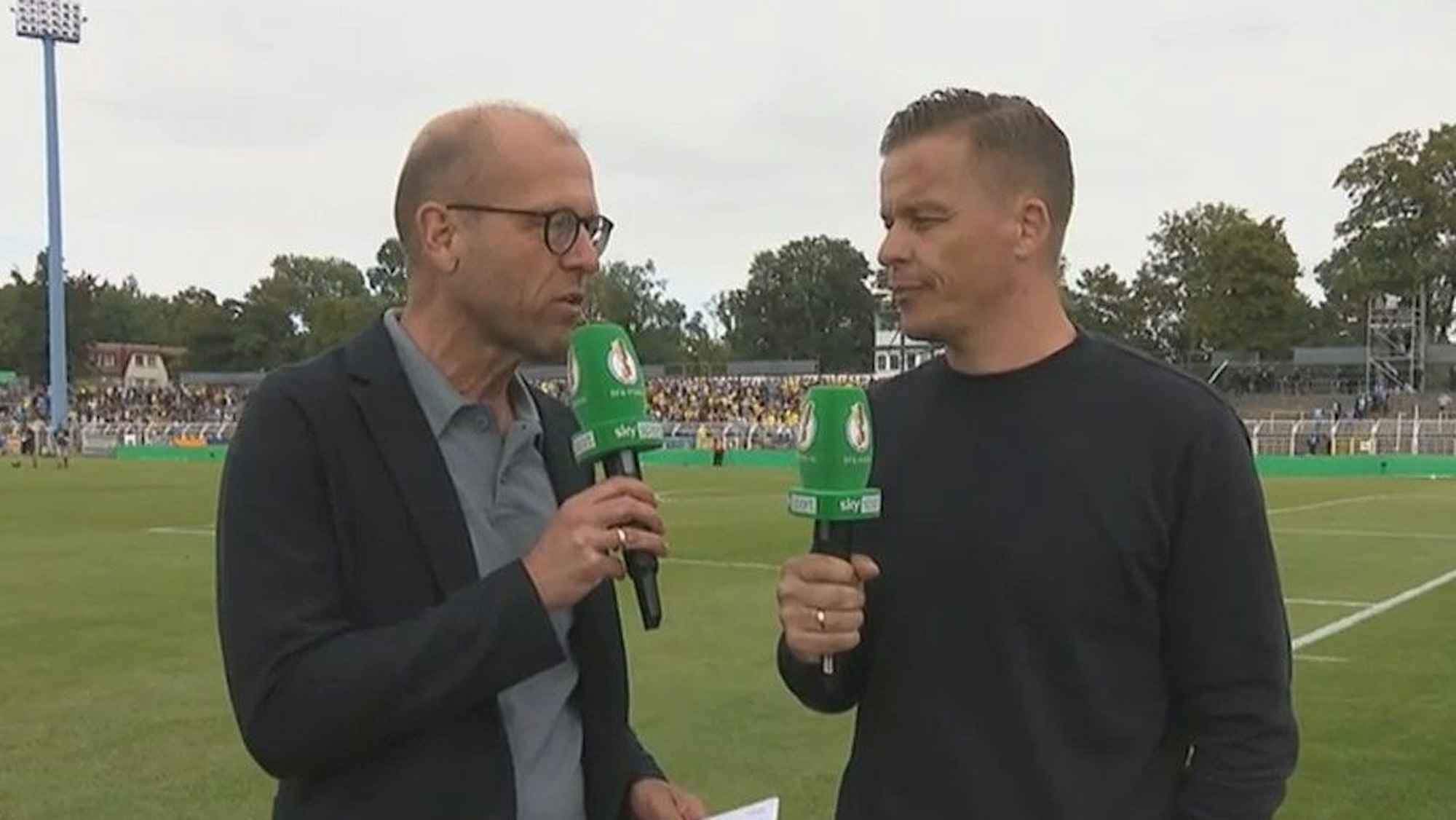 Patrick Wasserziehr im Interview beim Spiel Lok Leipzig gegen Schalke 04.