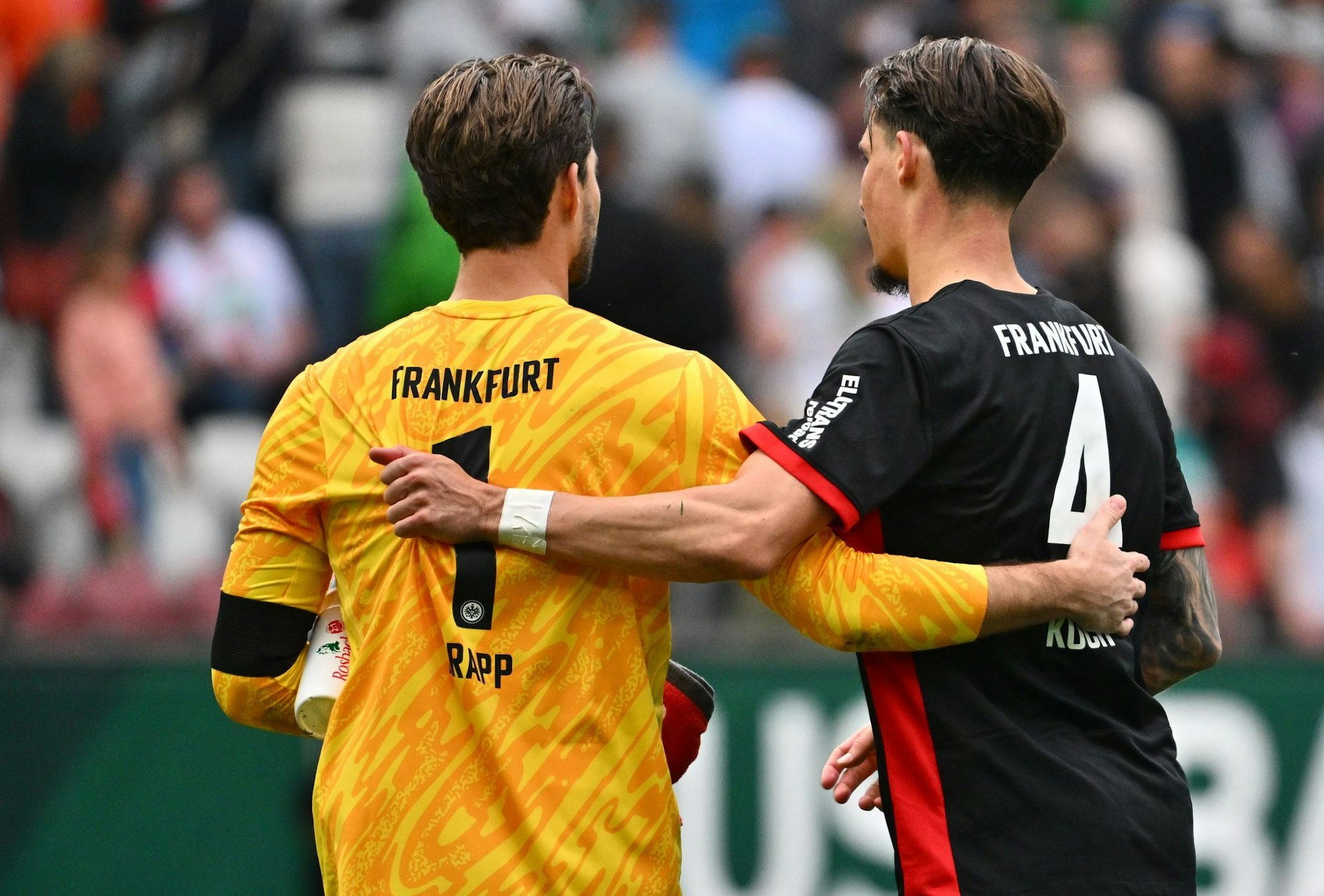 Kevin Trapp (l) fehlt im Pokal-Kader von Eintracht Frankfurt und hat die Kapitänsbinde an Robin Koch abgegeben.
