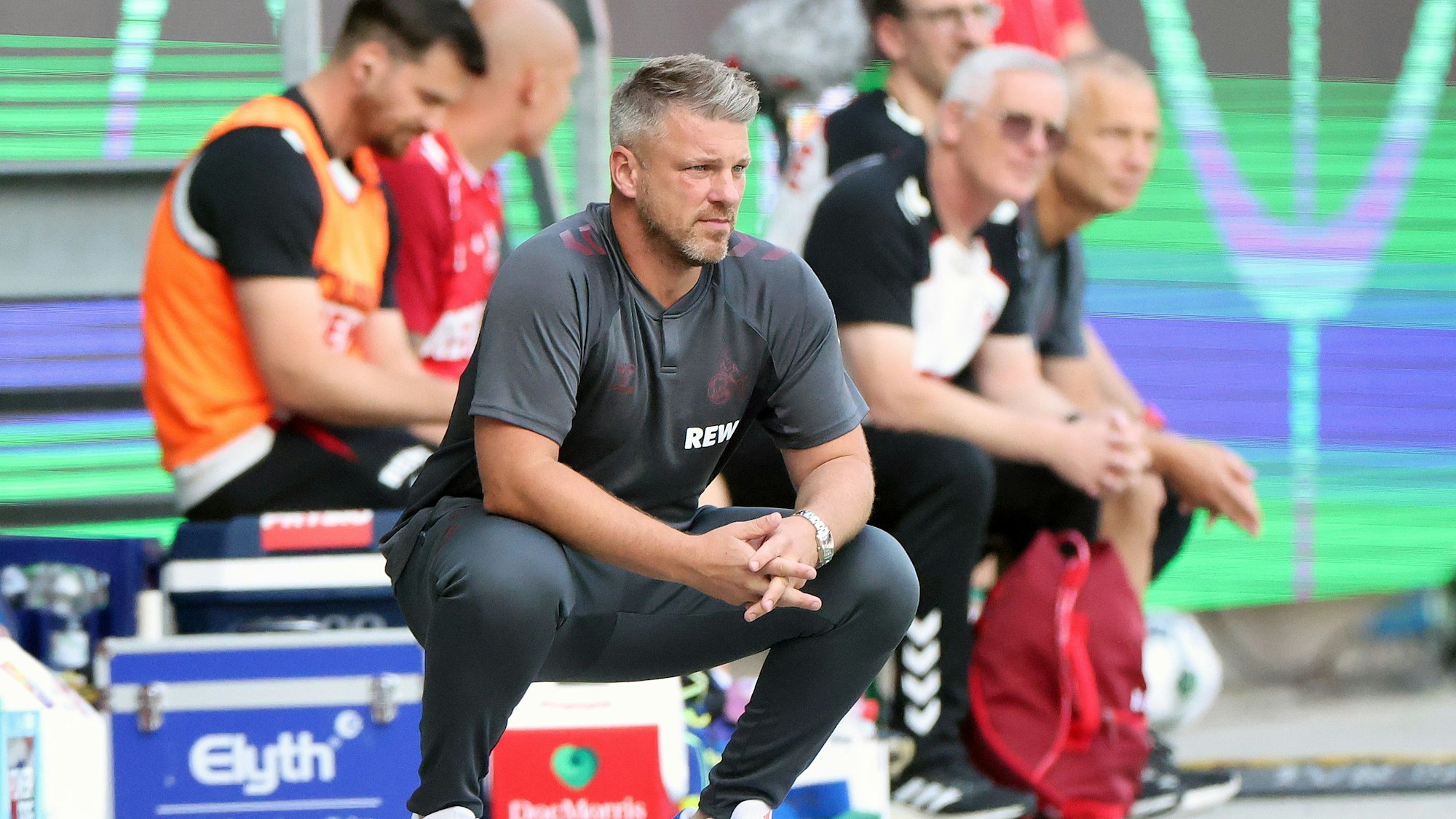 FC-Trainer Lukas Kwasniok beobachtet das Pokalspiel in Regensburg.