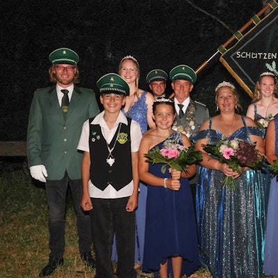 Strahlende Gesichter bei den neuen Majestäten nach der Krönung in Heidberg.