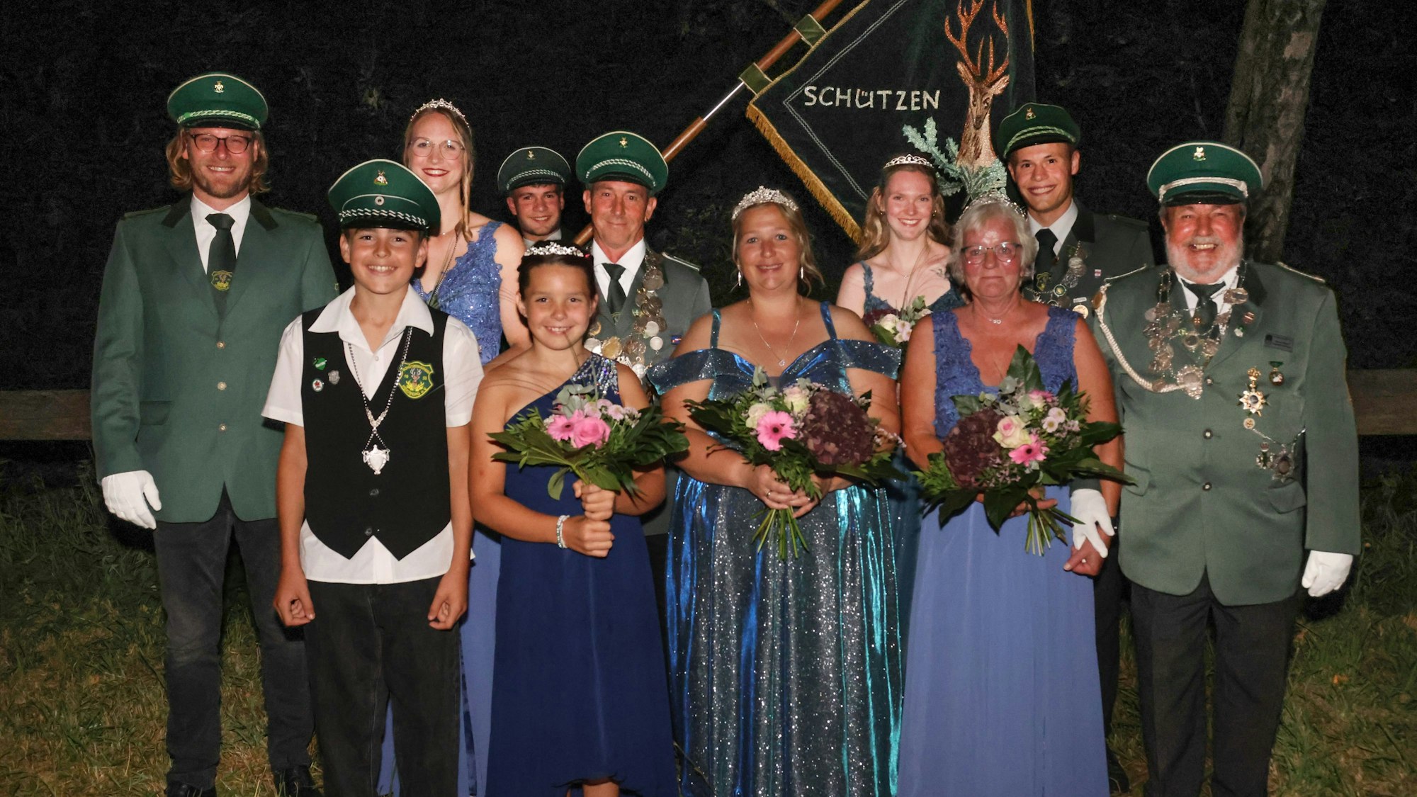 Strahlende Gesichter bei den neuen Majestäten nach der Krönung in Heidberg.