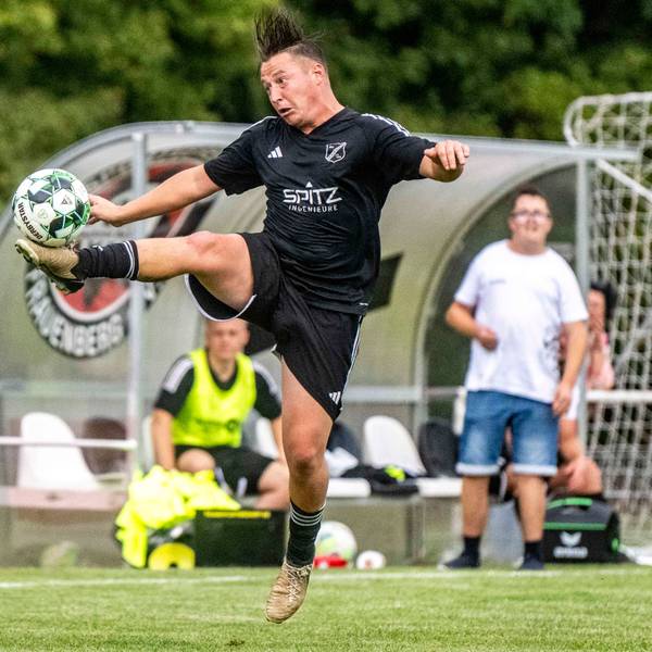 Das Bild zeigt Fußballer Wesley Schleicher bei einer spektakulären Ballannahme.