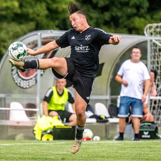 Das Bild zeigt Fußballer Wesley Schleicher bei einer spektakulären Ballannahme.