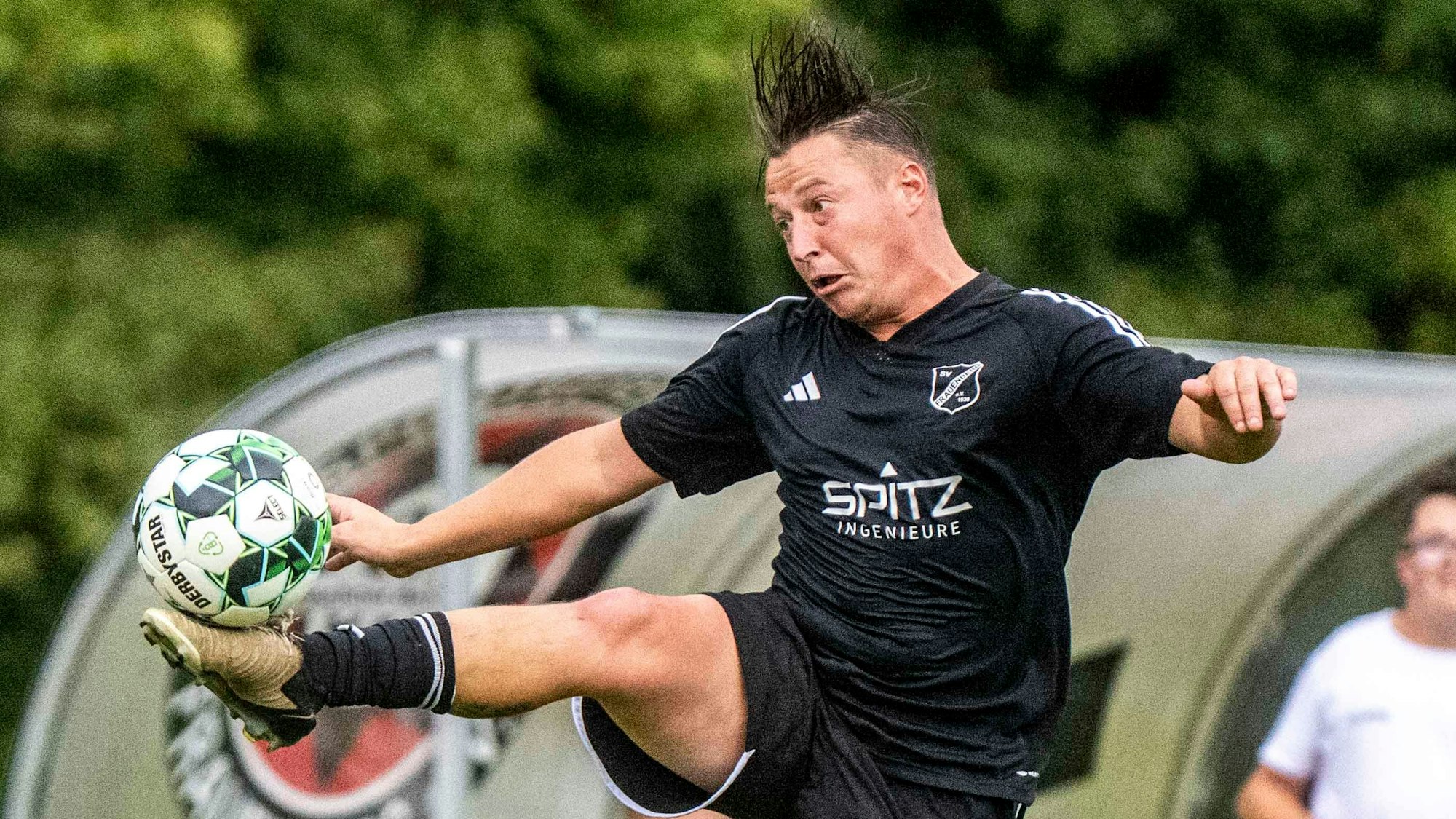 Das Bild zeigt Fußballer Wesley Schleicher bei einer spektakulären Ballannahme.