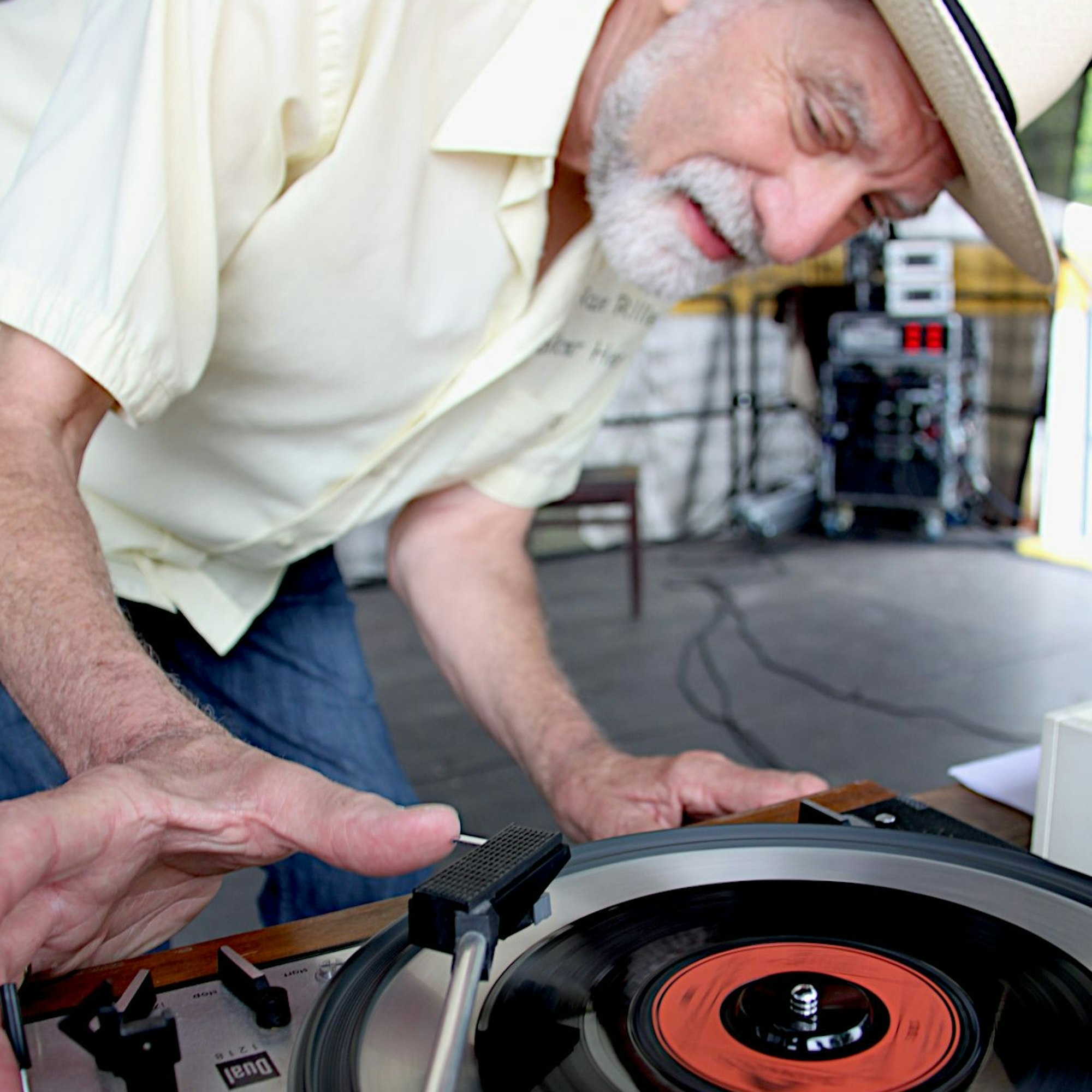 Volkmar Hess bedient den Hebellift, um den Tonarm eines Plattenspielers auf die erste Rille der Vinylsingle aufzusetzen.