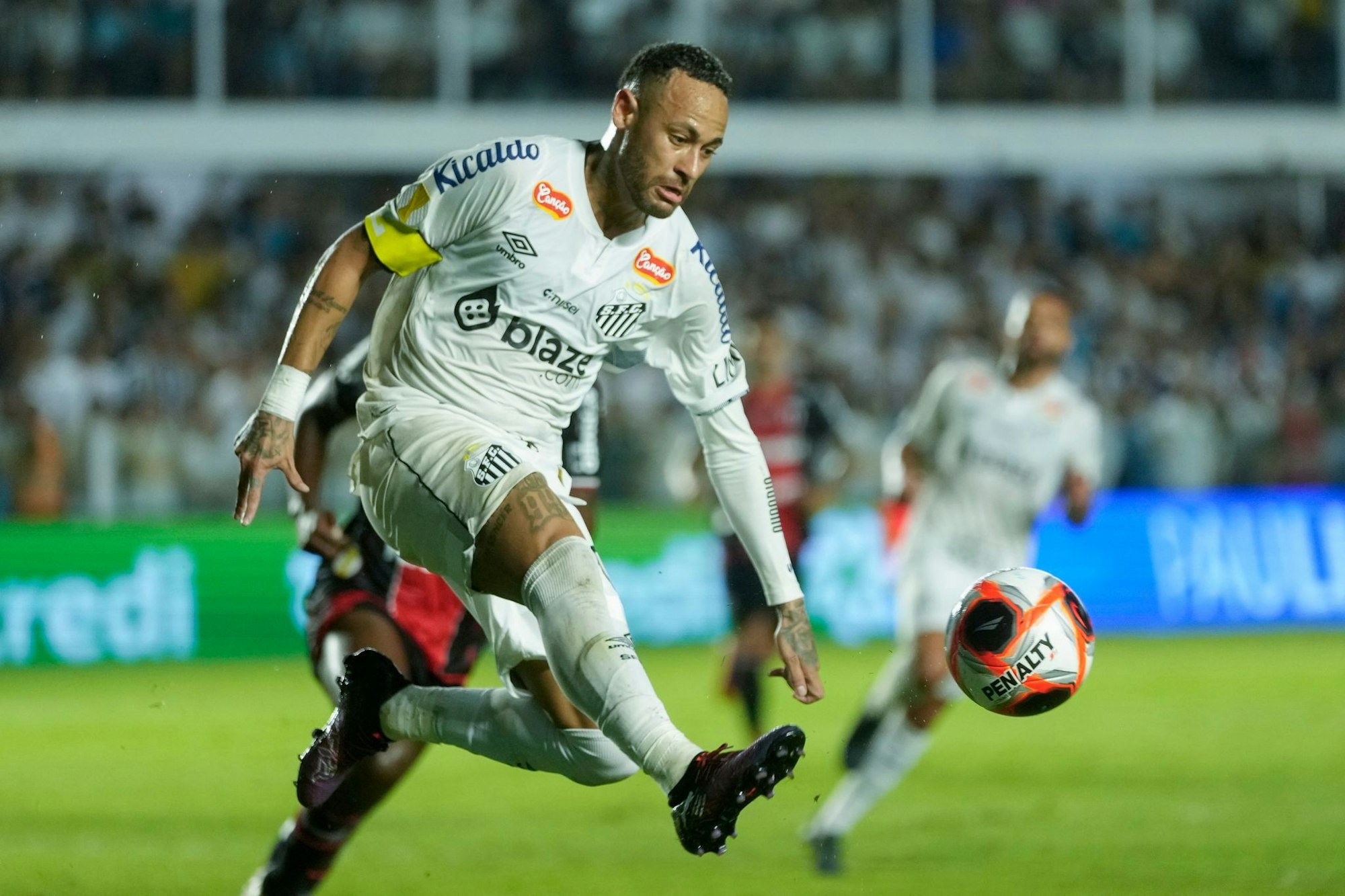Brasiliens Star Neymar kassierte mit dem FC Santos eine herbe Niederlage.