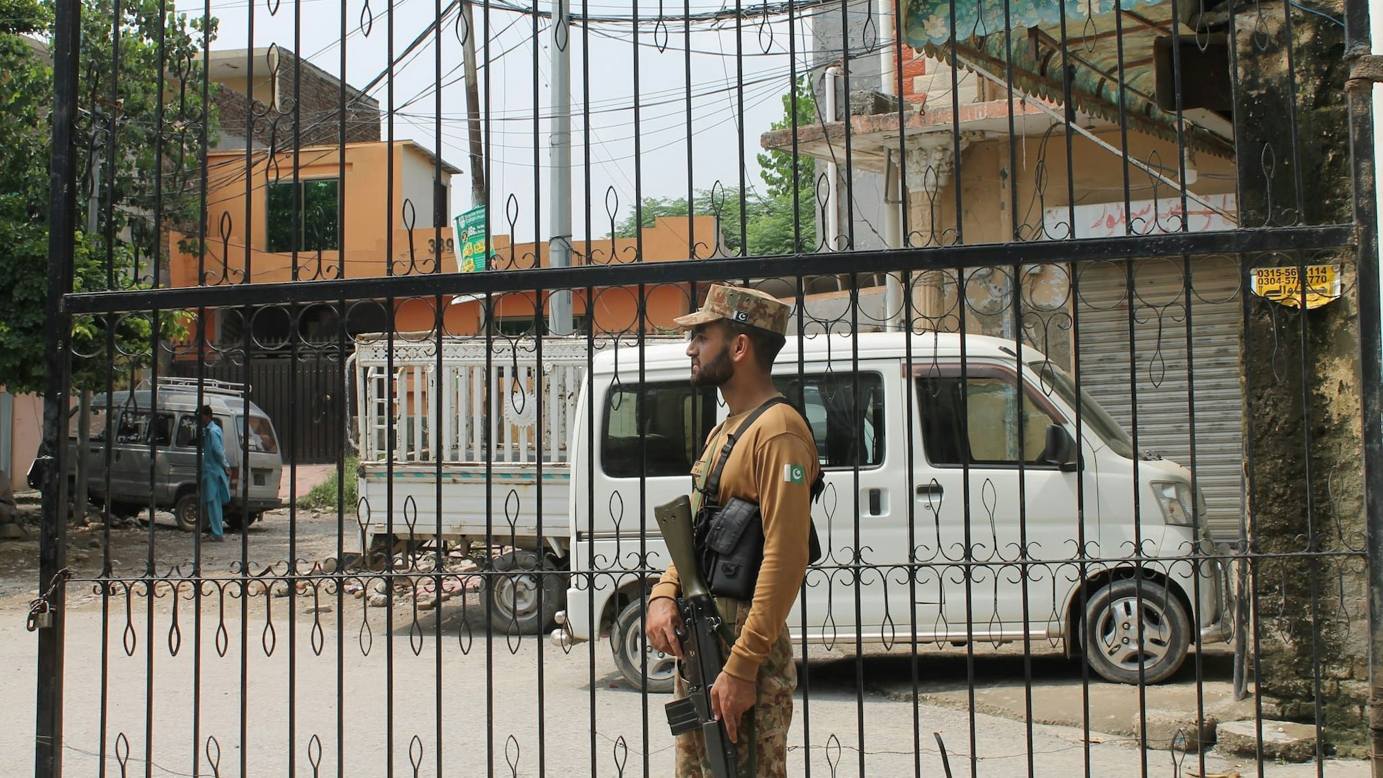 Ein Wachmann steht vor dem Haji-Abschiebezentrum in der pakistanischen Hauptstadt Islamabad.