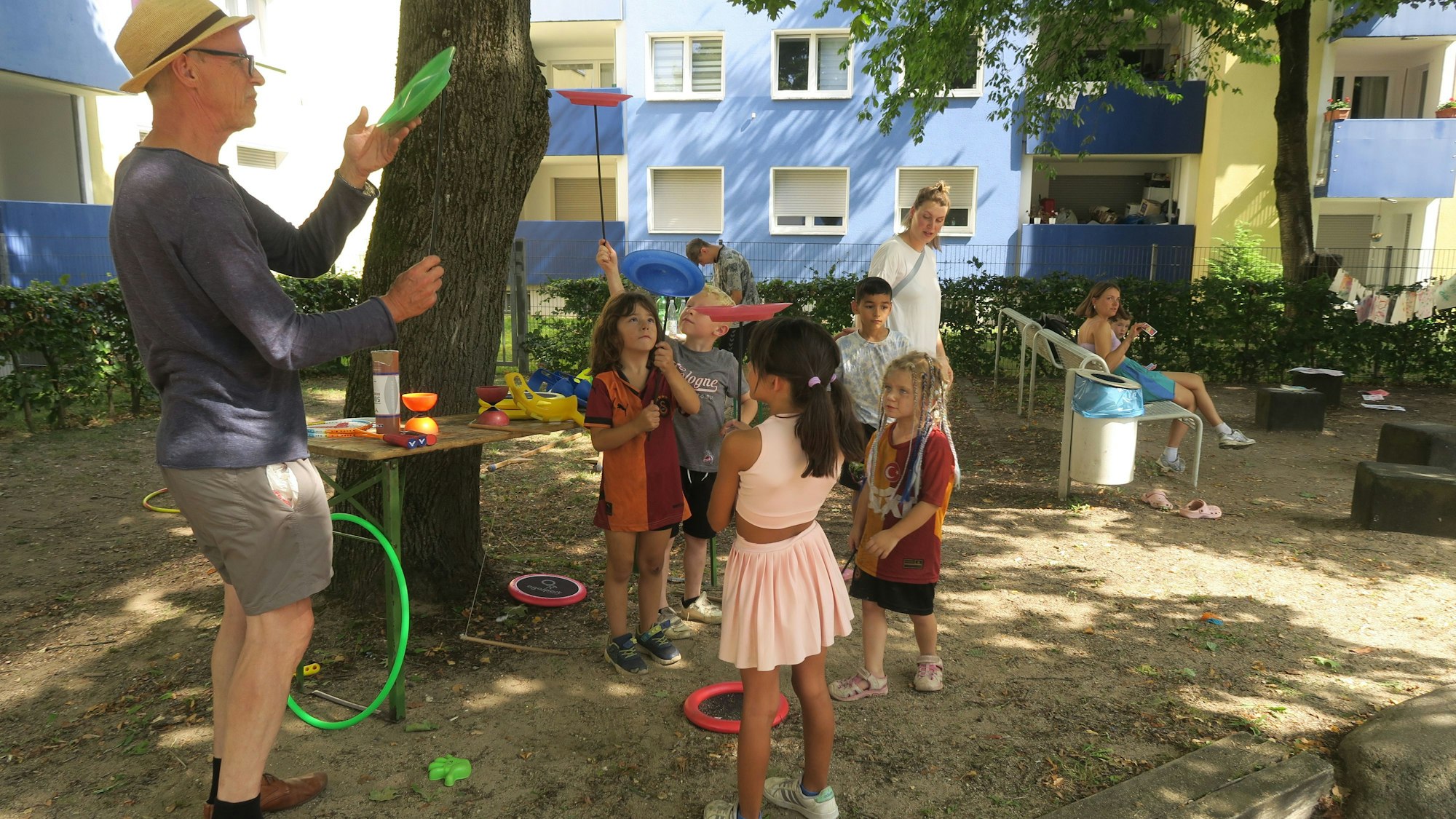 Trotz der Hitze übten die Kinder Jonglage mit Christoph Horstkotte von der Kölner Spielewerkstatt.