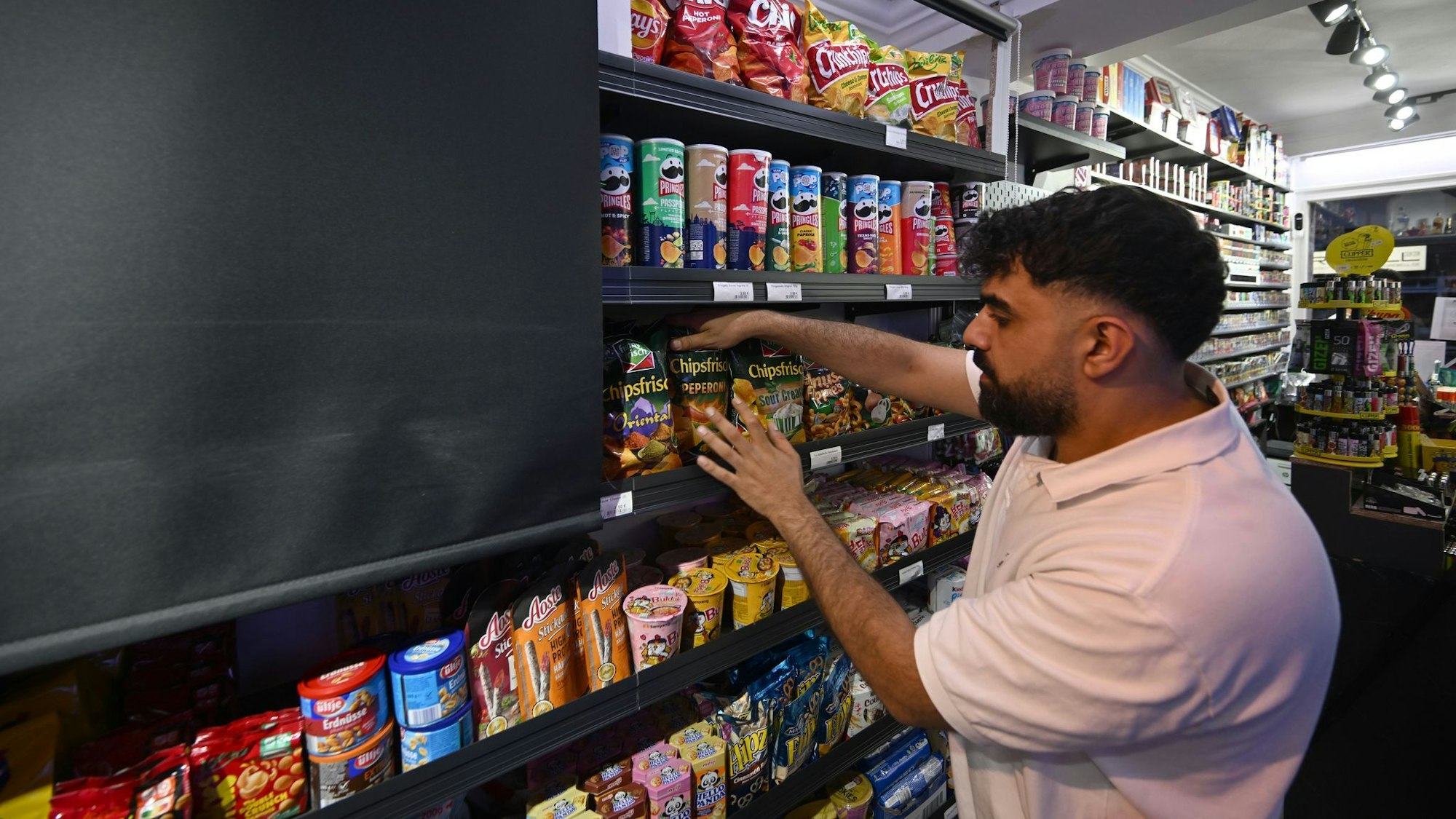 Kioskbetreiber müssen die Knabbersachen deshalb abdecken, da nach 20 Uhr nur noch ein bestimmtes Sortiment angeboten werden darf.