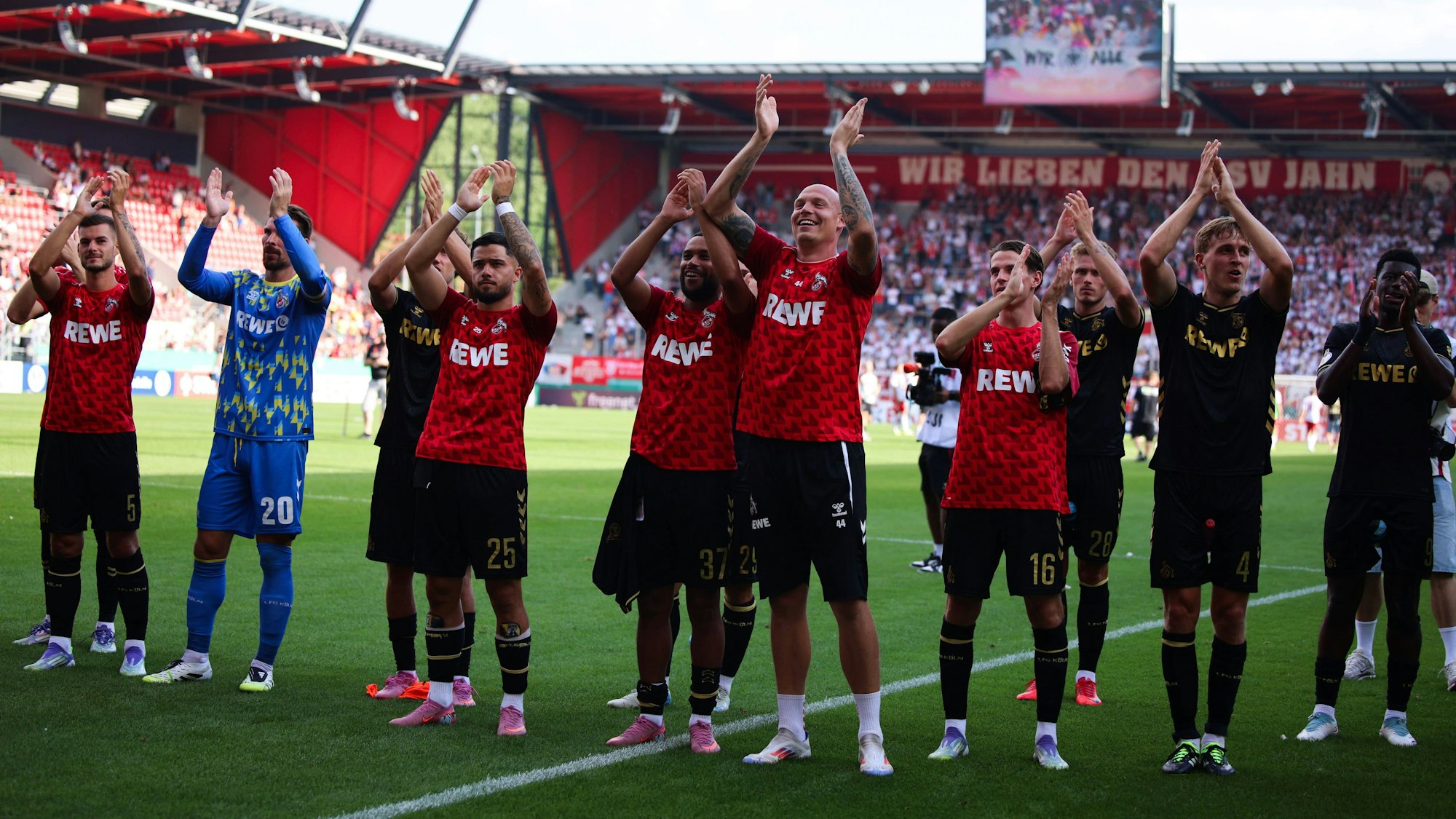 Die FC-Profis bedanken sich bei ihren Fans für die Unterstützung.