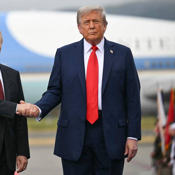 US-Präsident Donald Trump beim Handschlag mit Wladimir Putin in Anchorage.