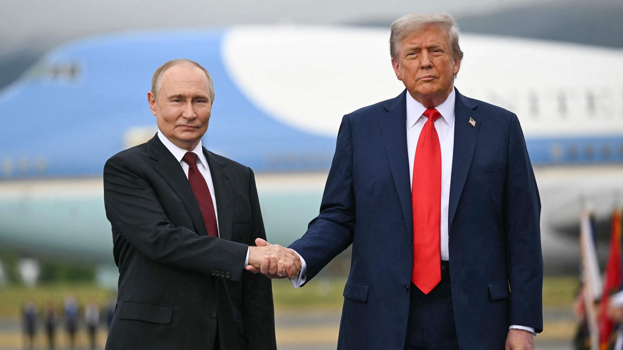 US-Präsident Donald Trump beim Handschlag mit Wladimir Putin in Anchorage.
