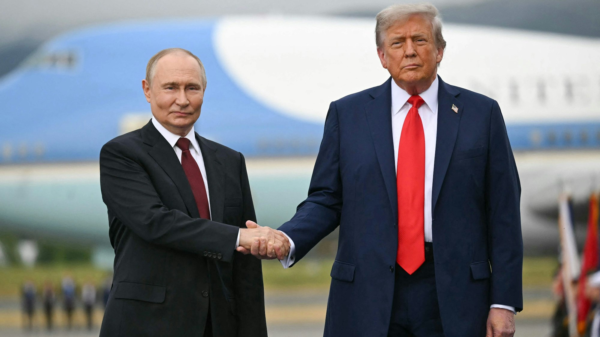 Kremlchef Wladimir Putin zusammen mit US-Präsident Donald Trump in Alaska. (Archivbild)