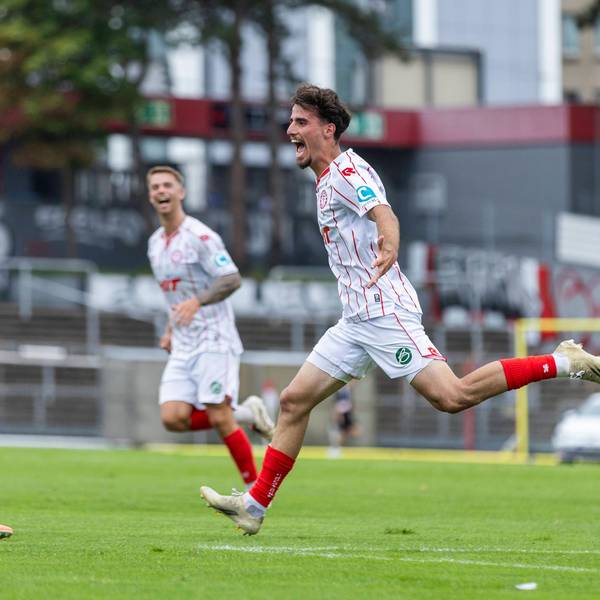 Rafael Garcia (l.) und Vleron Statovci (r.) freuen sich über das 2:0 im Spiel gegen Rot-Weiß Oberhausen