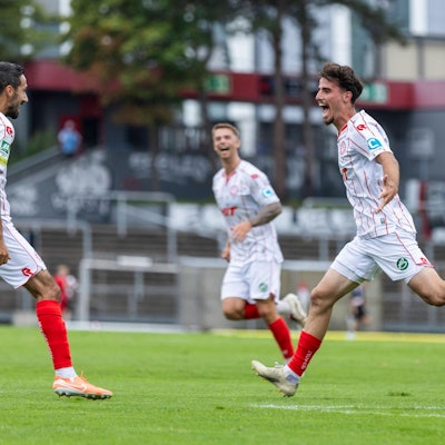 Rafael Garcia (l.) und Vleron Statovci (r.) freuen sich über das 2:0 im Spiel gegen Rot-Weiß Oberhausen