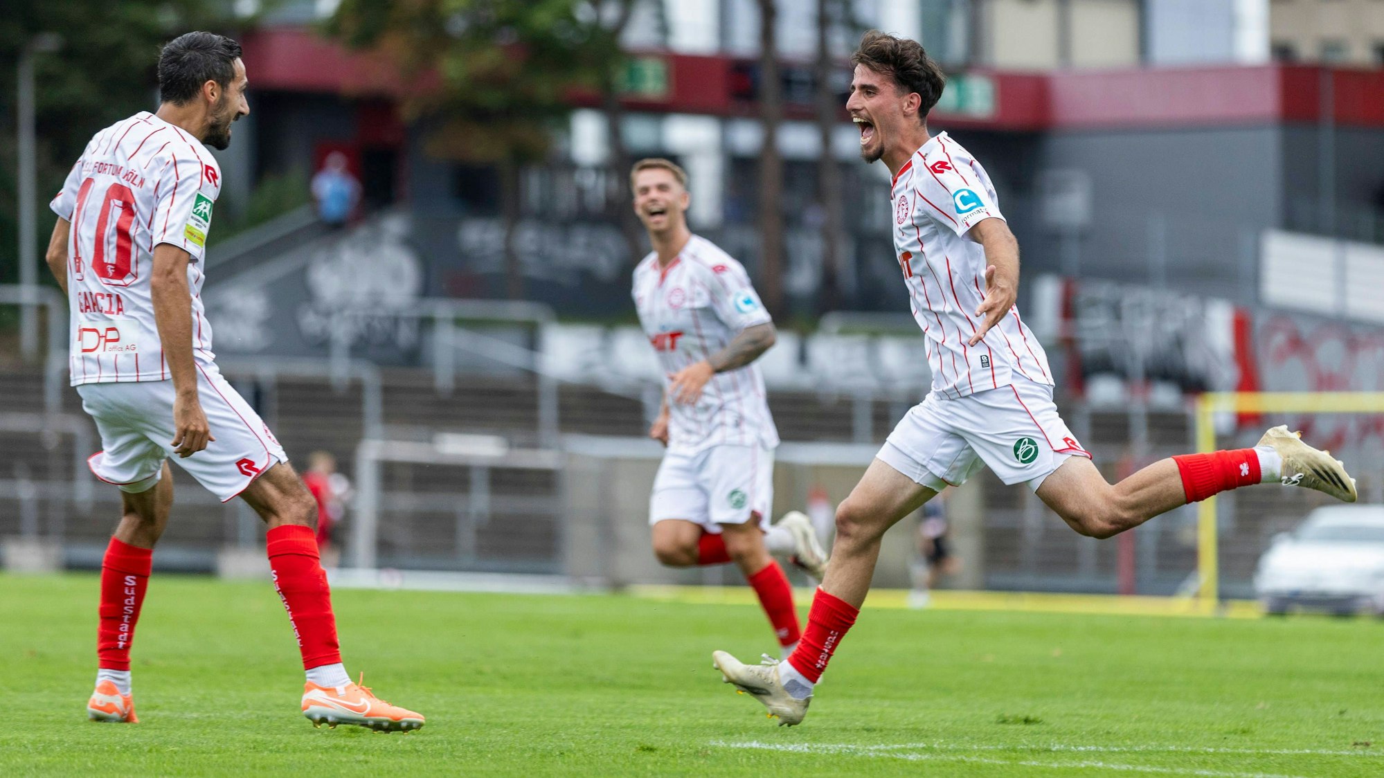 Rafael Garcia (l.) und Vleron Statovci (r.) freuen sich über das 2:0 im Spiel gegen Rot-Weiß Oberhausen
