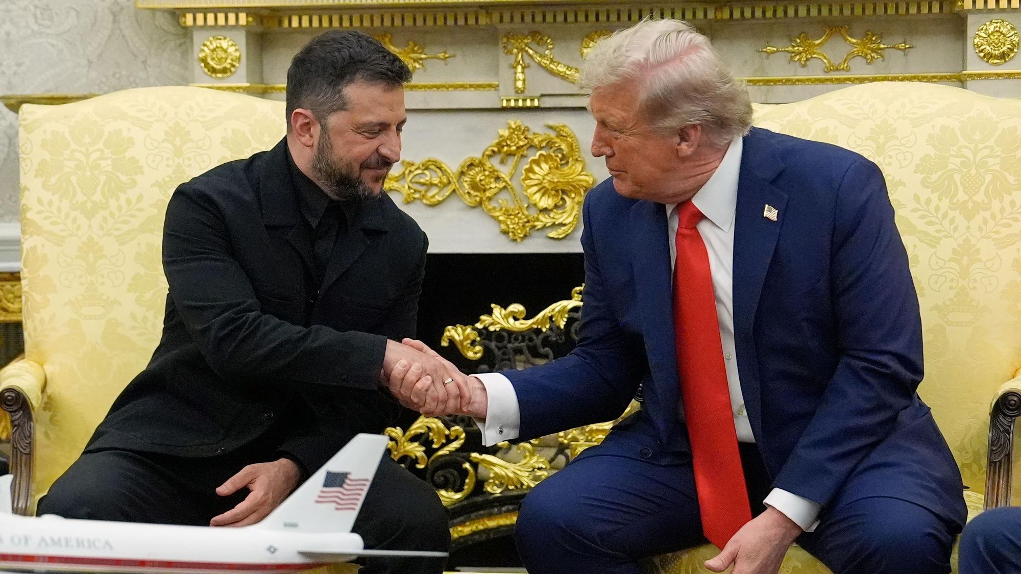 dpatopbilder - 18.08.2025, USA, Washington: US-Präsident Donald Trump (r) trifft sich mit Wolodymyr Selenskyj, Präsident der Ukraine, im Oval Office im Weißen Haus. Foto: Julia Demaree Nikhinson/AP/dpa +++ dpa-Bildfunk +++
