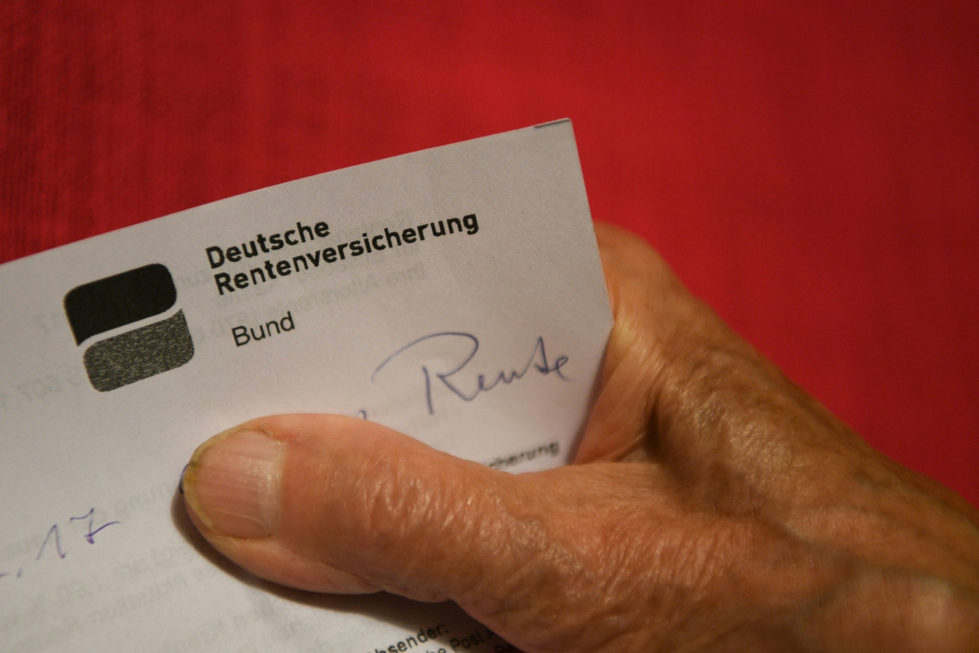 ARCHIV - 07.11.2017, Baden-Württemberg, Weingarten: Eine ältere Frau hält ihren Rentenbescheid in der Hand (gestellte Szene). (zu dpa: «Frauenrenten im Osten 357 Euro höher als im Westen») Foto: Felix Kästle/dpa +++ dpa-Bildfunk +++
